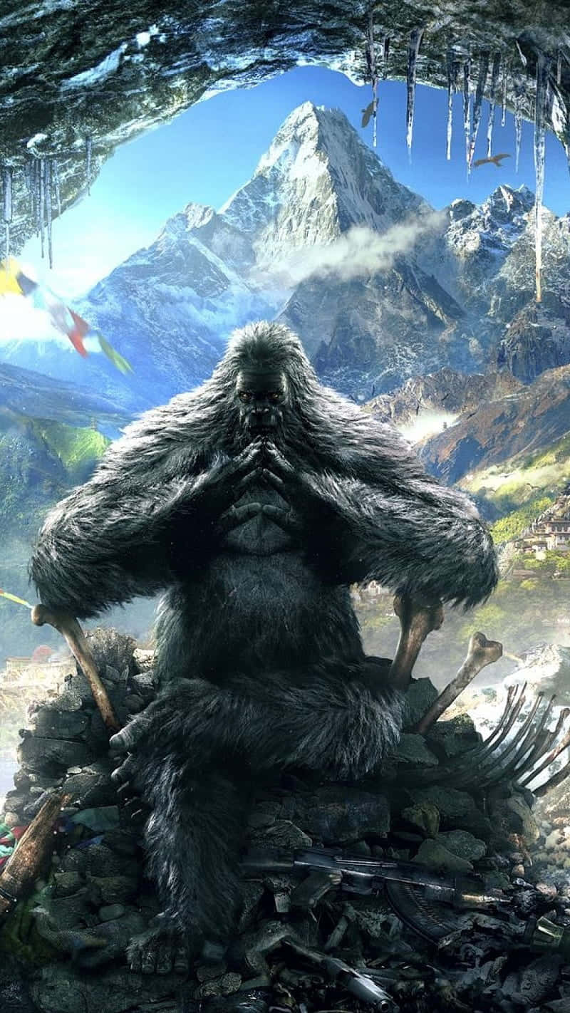 《孤島驚魂3》精彩動作場景 壁紙 — 一隻巨大、毛茸茸、深色毛髮的生物坐在雪山洞穴的岩石王座上，俯瞰著明亮藍天下雄偉的雪峰。
