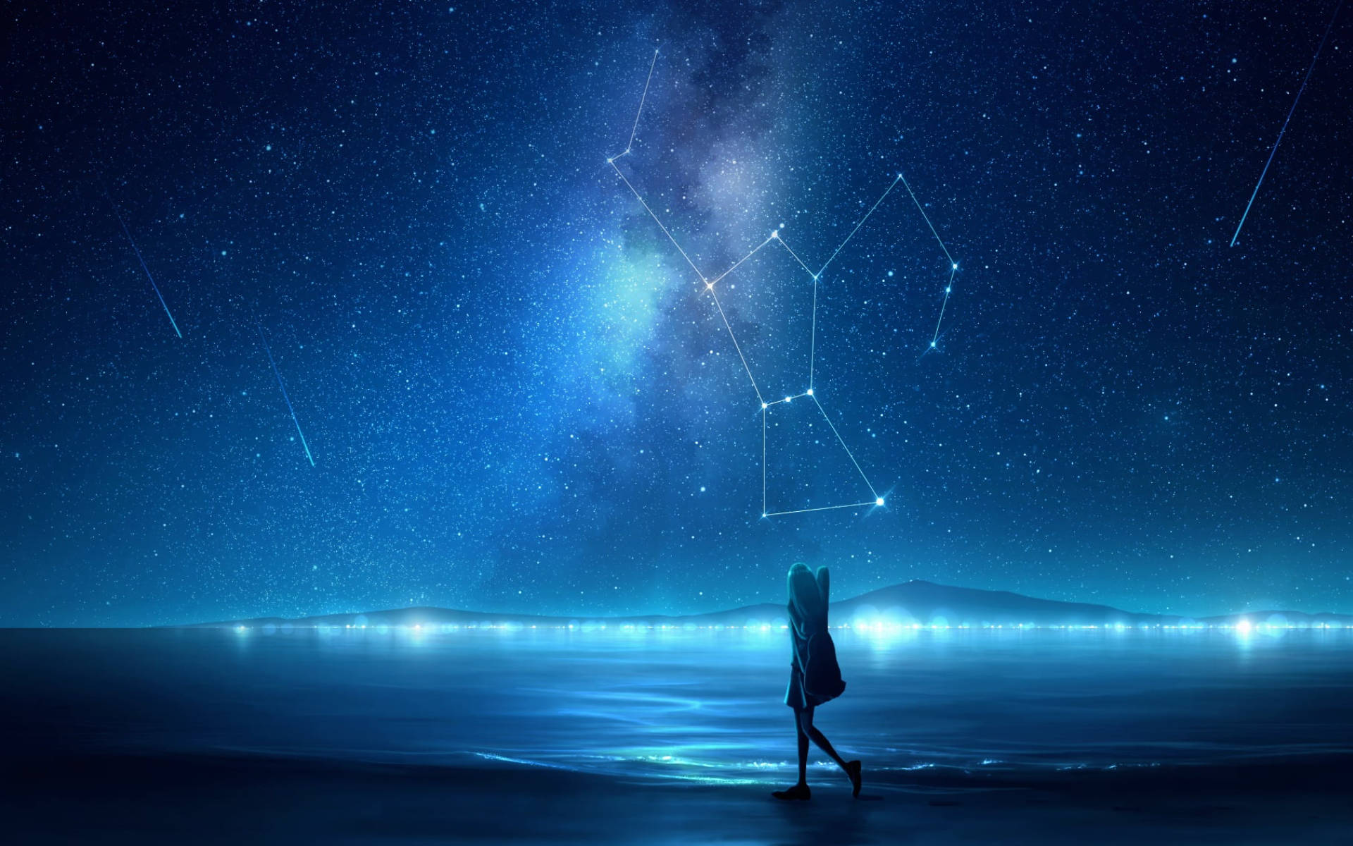 孤影夜灘數位藝術 壁紙 — 一個孤獨的身影在星光燦爛的夜空下，沿著發光的海岸線行走，有顯著的星座和流星。