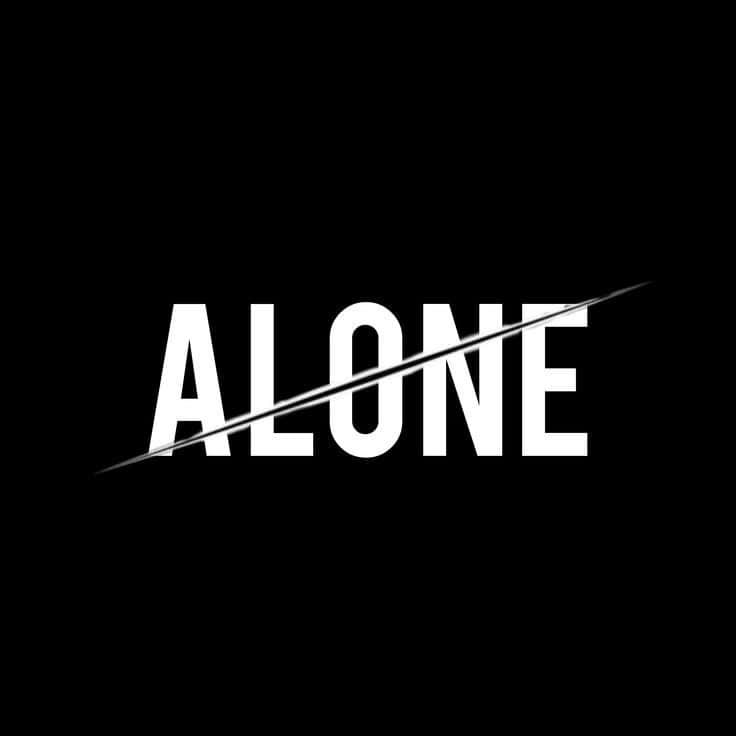 黑色背景上，粗體白色字母ALONE被一條對角線劃過。