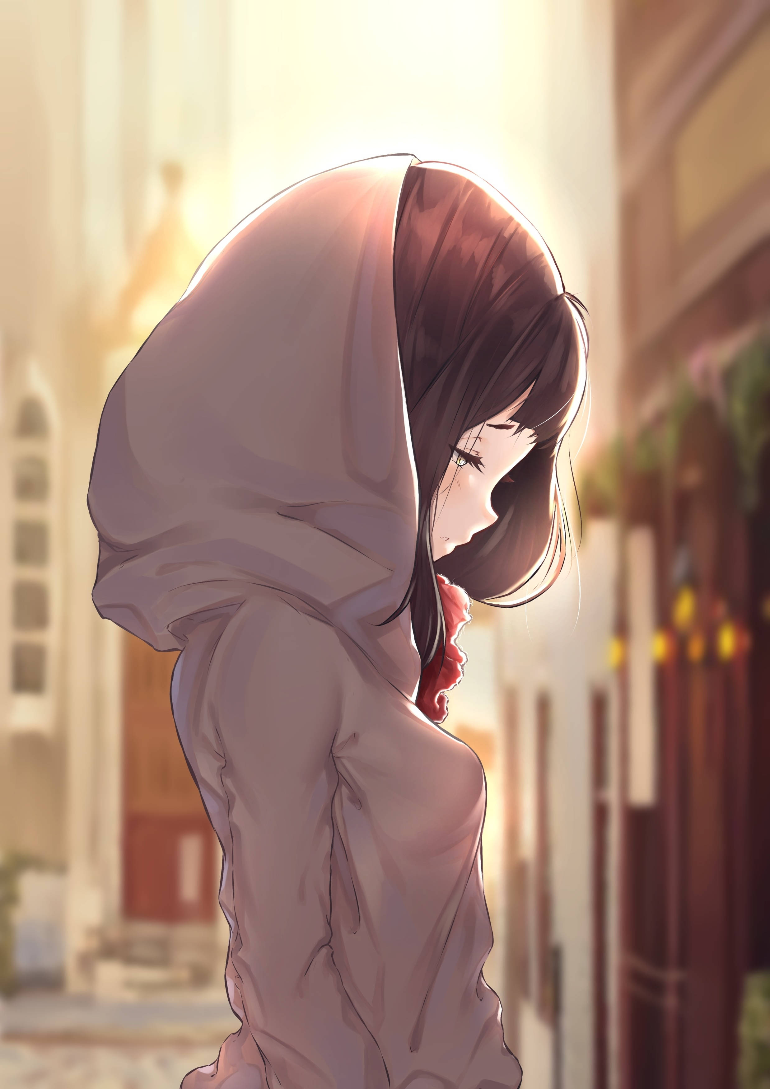 孤獨動漫女孩連帽衫 壁紙 — 一個穿著連帽衫的年輕動漫女孩走在陽光明媚的歐洲街道上，身後閃耀著溫暖的金色光芒。