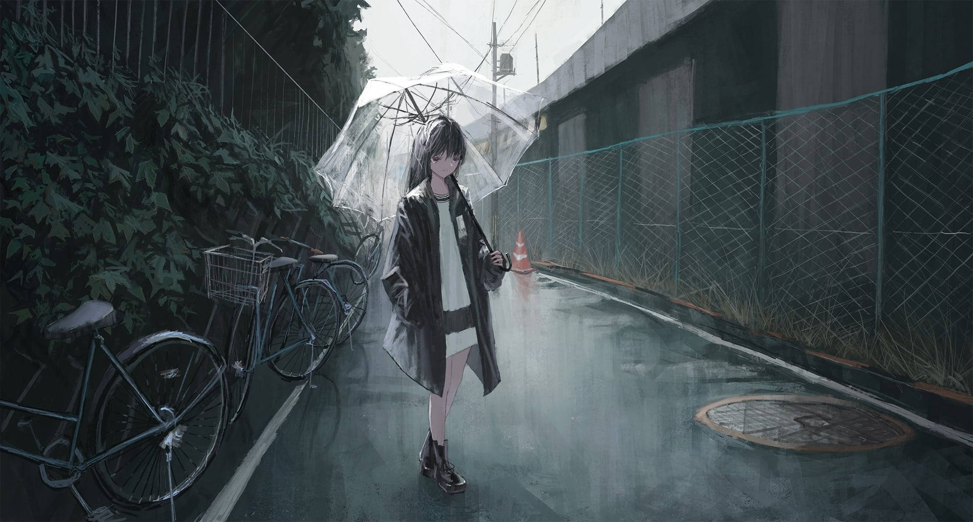 動漫女孩撐透明雨傘在雨中走過有自行車的狹窄小巷。