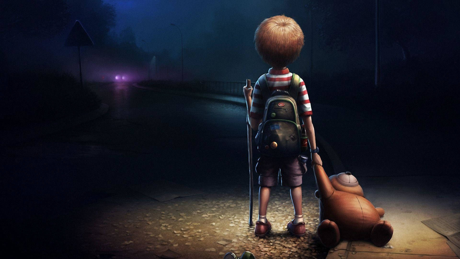 孤獨男孩 壁紙 — 一個孤獨的孩子背著背包、拿著手杖，在夜晚的霧氣路邊抱著一隻泰迪熊，遠處的車燈在前方閃爍。