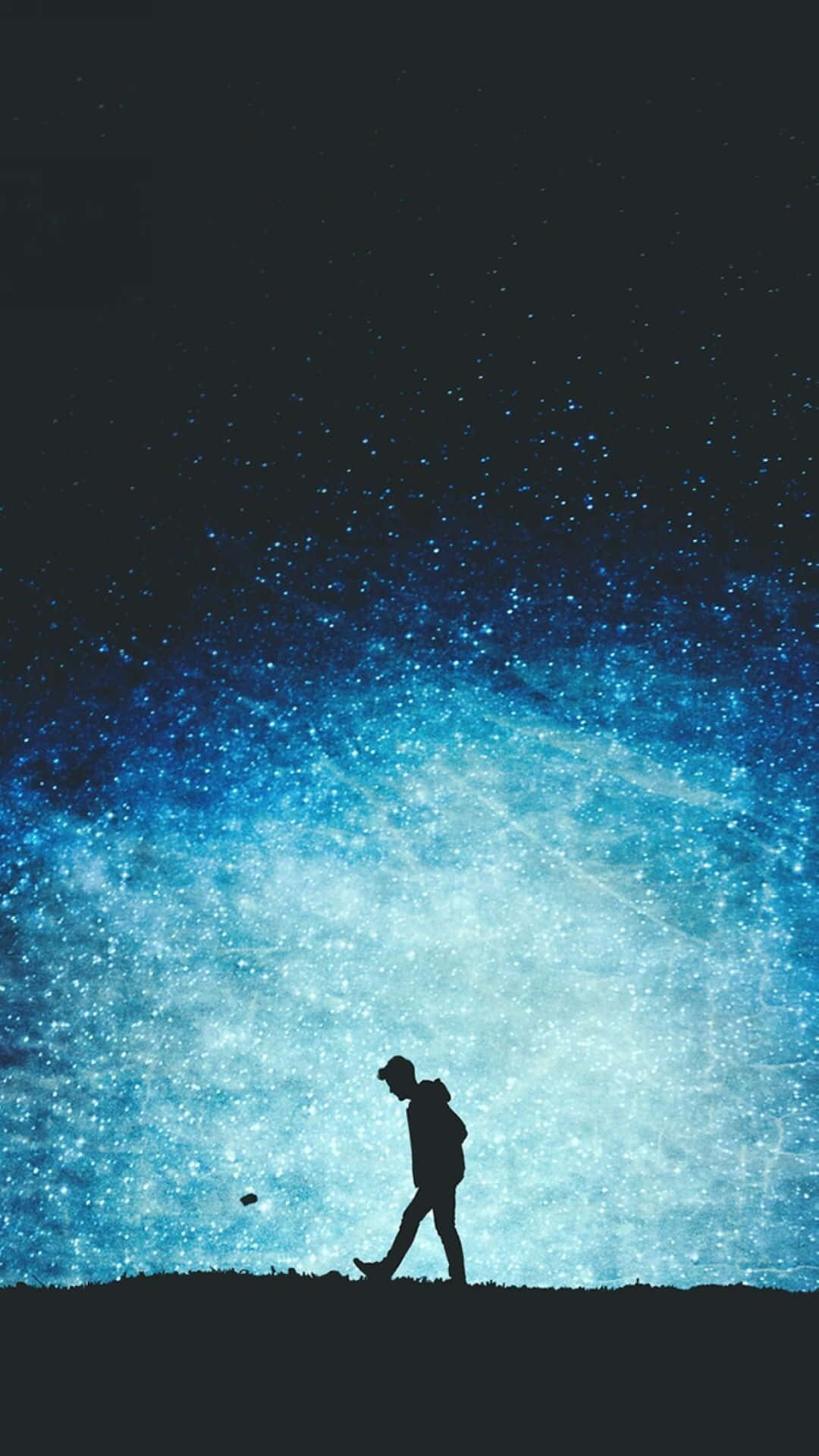 一個人在繁星點點的藍色夜空下獨自行走。