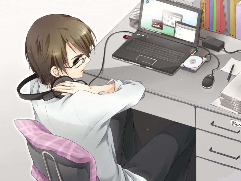 孤獨的動漫男孩被電腦世界吸引 壁紙 — 戴眼鏡和耳機的動漫男孩在雜亂的桌子上向後靠在椅子上，桌上放著手提電腦和一堆文件。