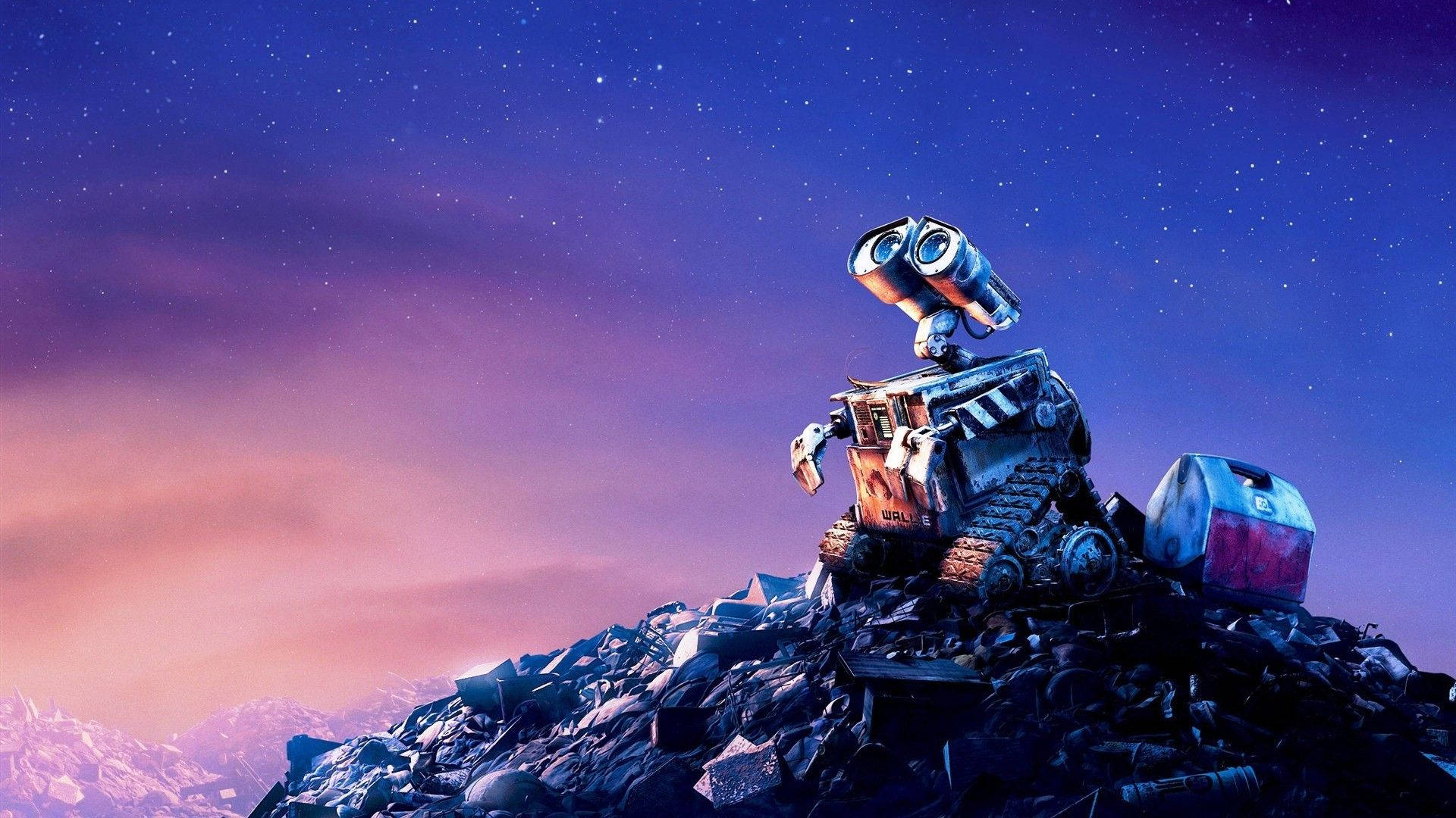 Wall-E 機器人在繁星點點的暮色天空下的垃圾山上。