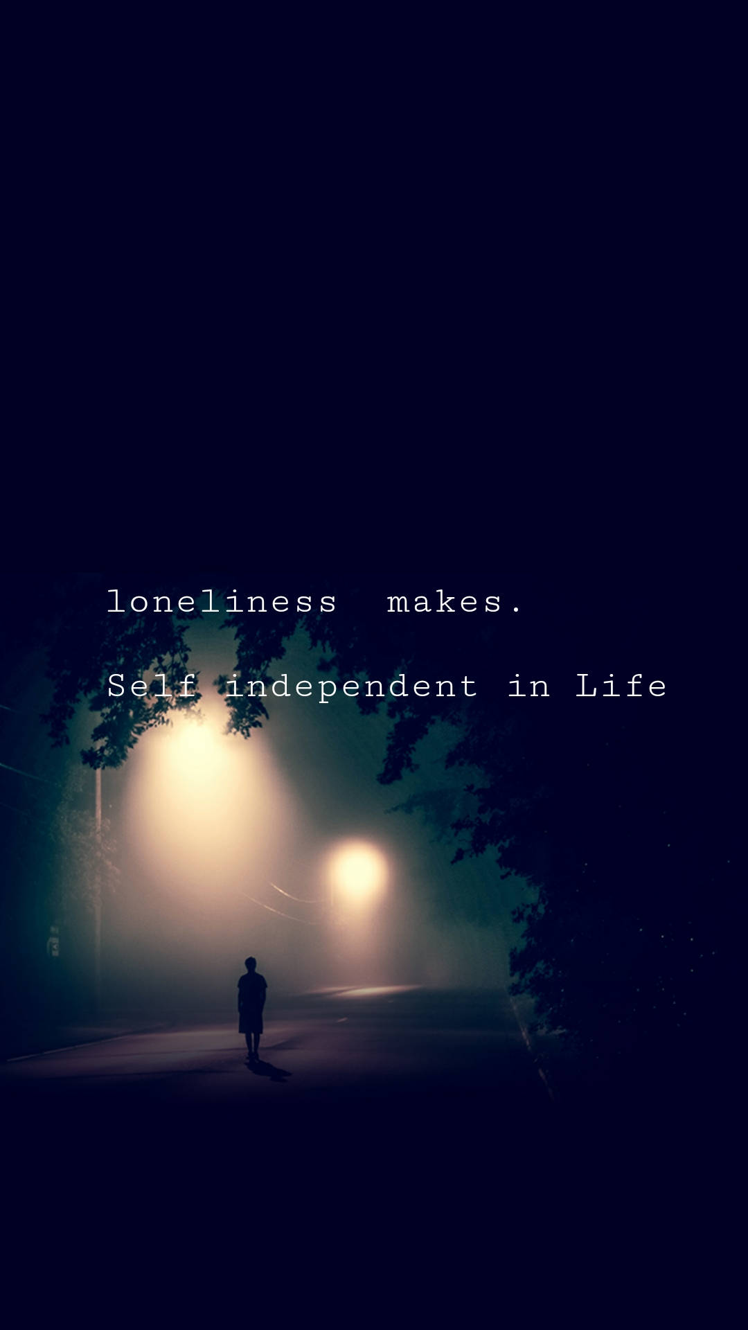 孤獨與獨立 壁紙 — 一個孤獨的身影在霧氣瀰漫的夜晚街道上行走，被遠處的路燈照亮，投下長長的影子。