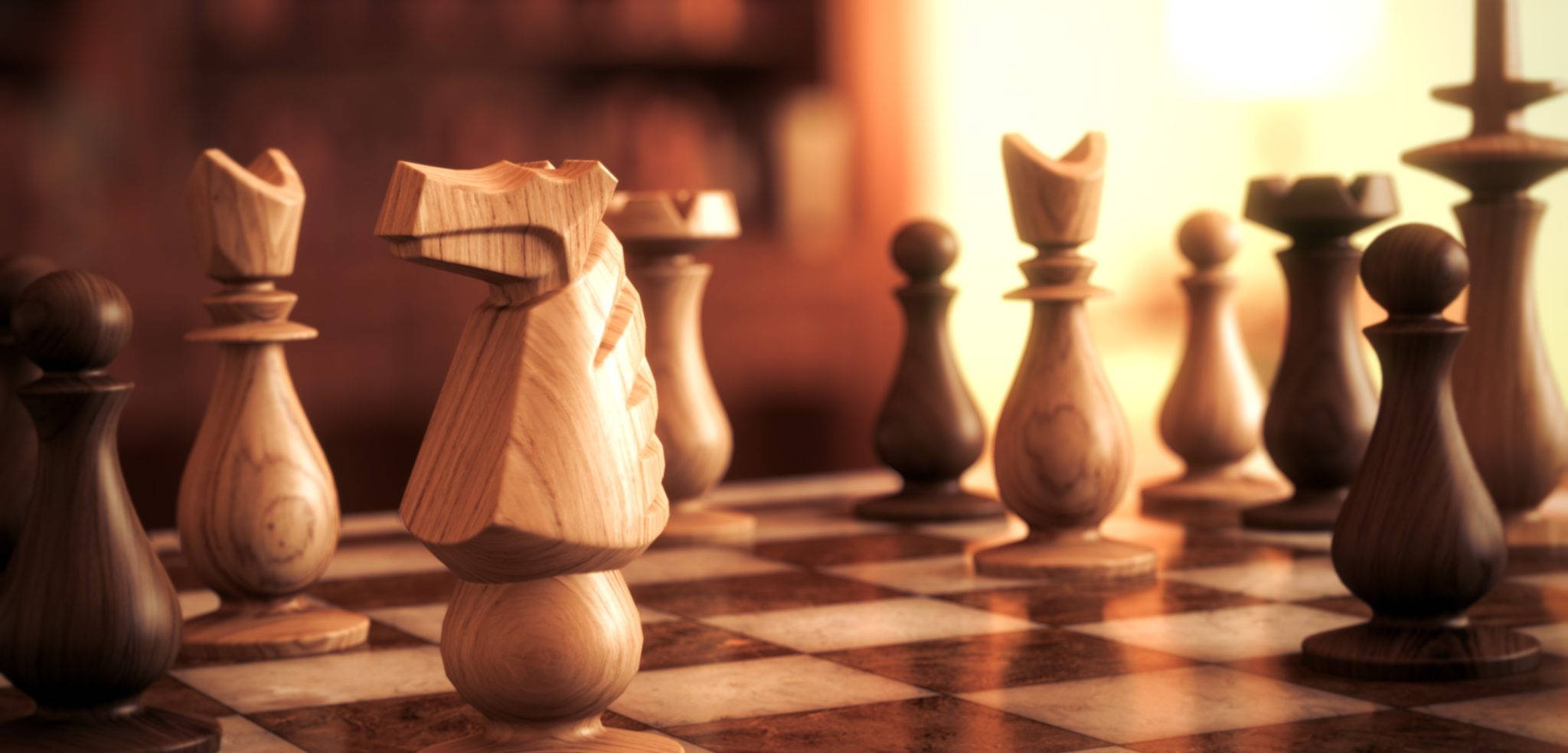 孤王立於棋盤——象棋策略方程式 壁紙 — 木製國際象棋棋子嘅特寫，喺一個格仔棋盤上，沐浴喺溫暖嘅金色光線中，景深較淺。