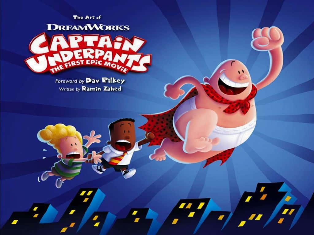 Captain Underpants 飛過城市，夜晚有兩個孩子在追趕他。
