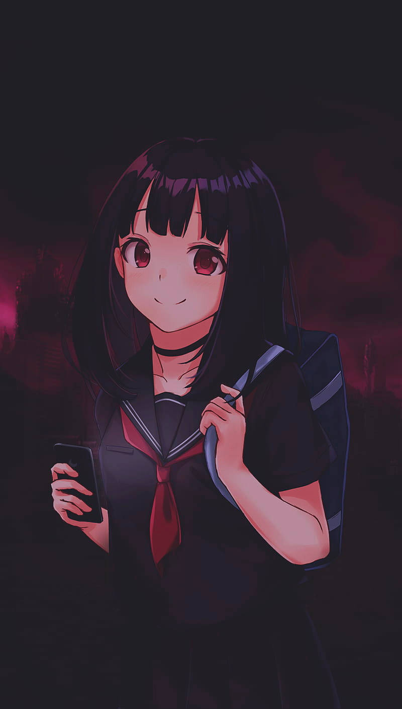 穿著校服的動漫女孩在夜間微笑著拿著手機。