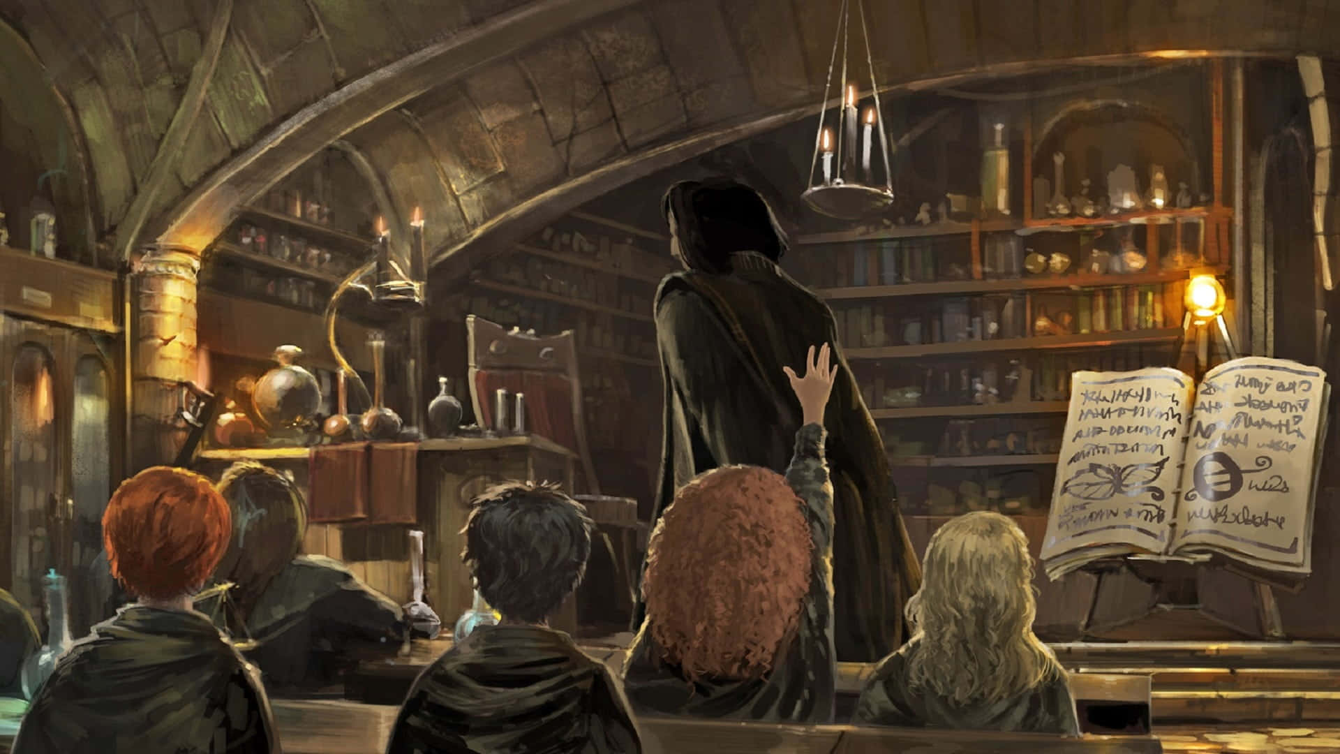The Hogwarts Potions Class 桌布 壁紙 — 學生在昏暗的中世紀教室裡，看著一位身穿長袍的老師用發光的藥水和魔法書演示魔法。
