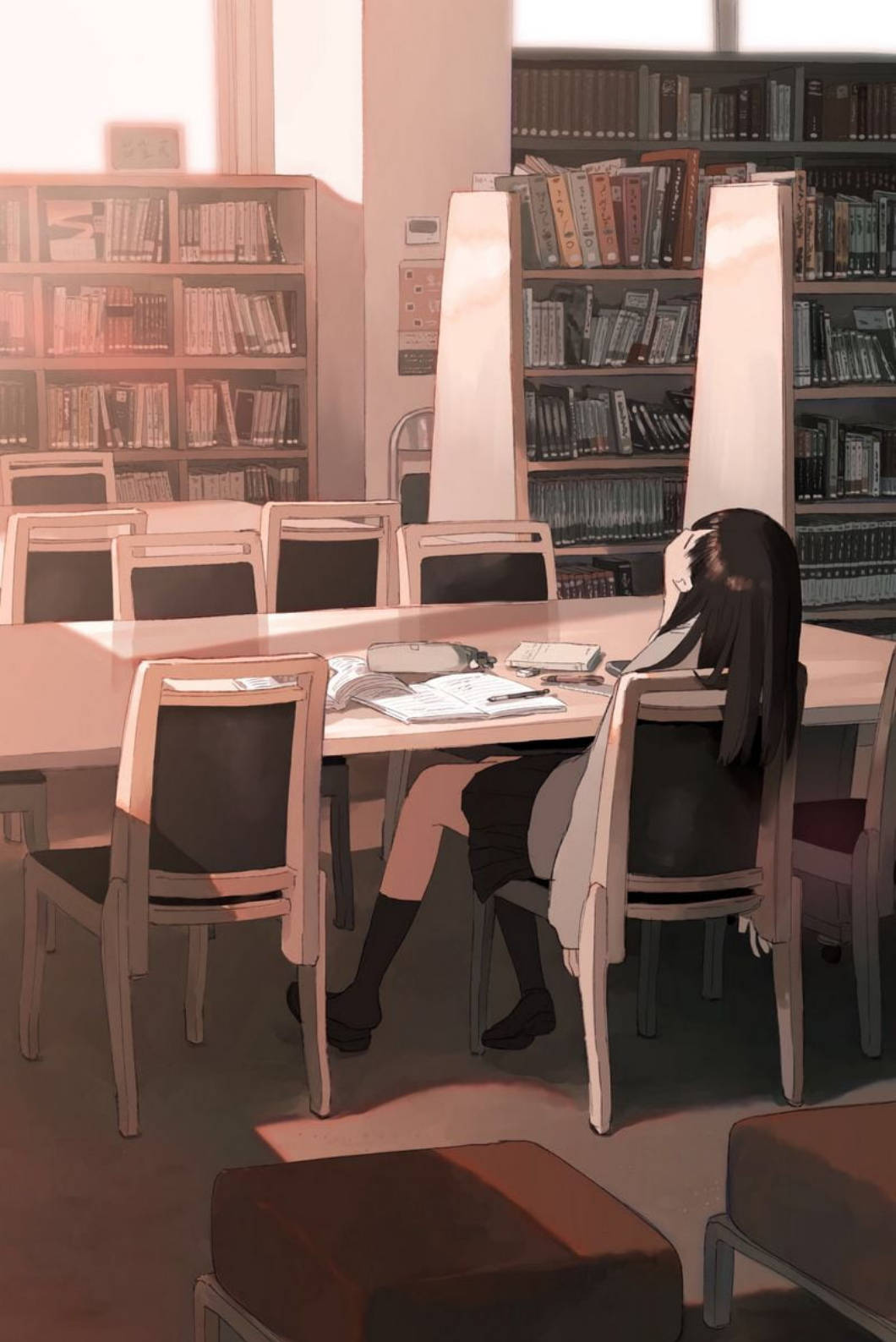 動漫女孩在陽光明媚的圖書館裡獨自學習，周圍是書架。