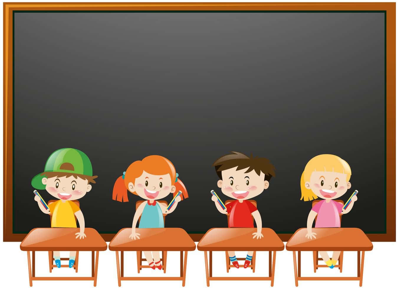 四個微笑的小孩在學校書桌前拿著鉛筆，站在黑板前。
