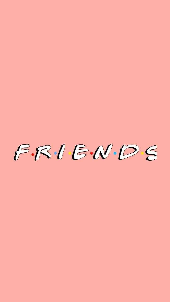 學院風《老友記》標誌 壁紙 — 經典的白色「FRIENDS」標誌帶有彩色圓點，居中顯示在純色粉紅色背景上。