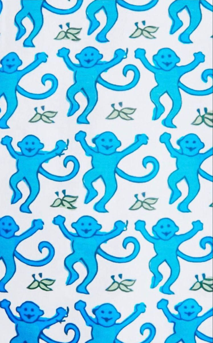 學院風藍色猴子圖案 壁紙 — 白色背景上重複的圖案，包含快樂的藍色卡通猴子與綠色葉子。