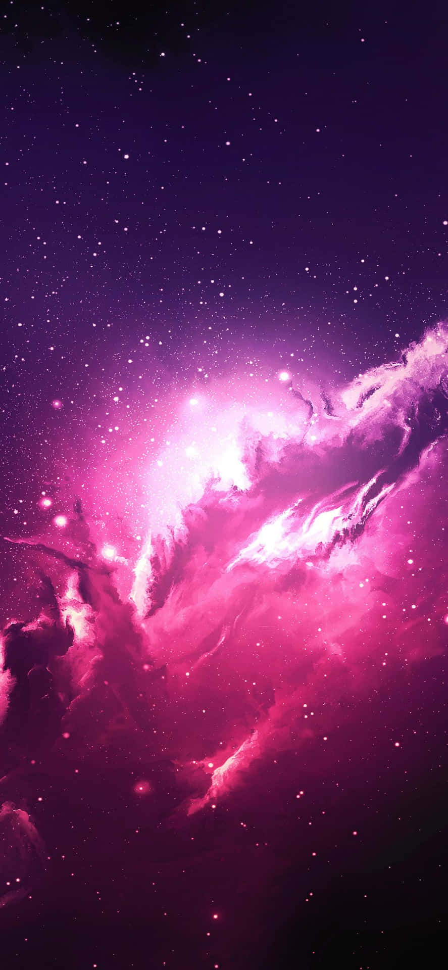 在深紫色太空場景中，一個發光的粉紅色星雲與星星。