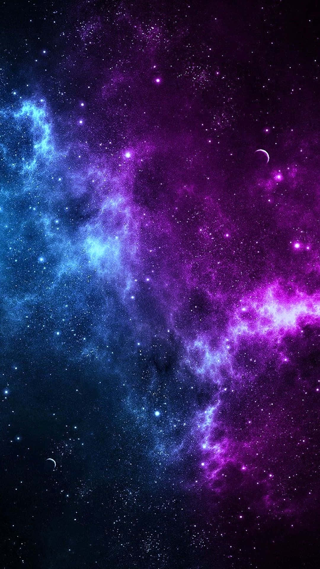 太空中帶有星星和新月的充滿活力的紫色和藍色宇宙星雲。