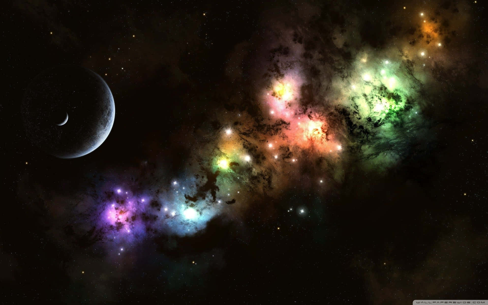 深空中色彩繽紛的氣體和新月組成的鮮豔宇宙星雲。