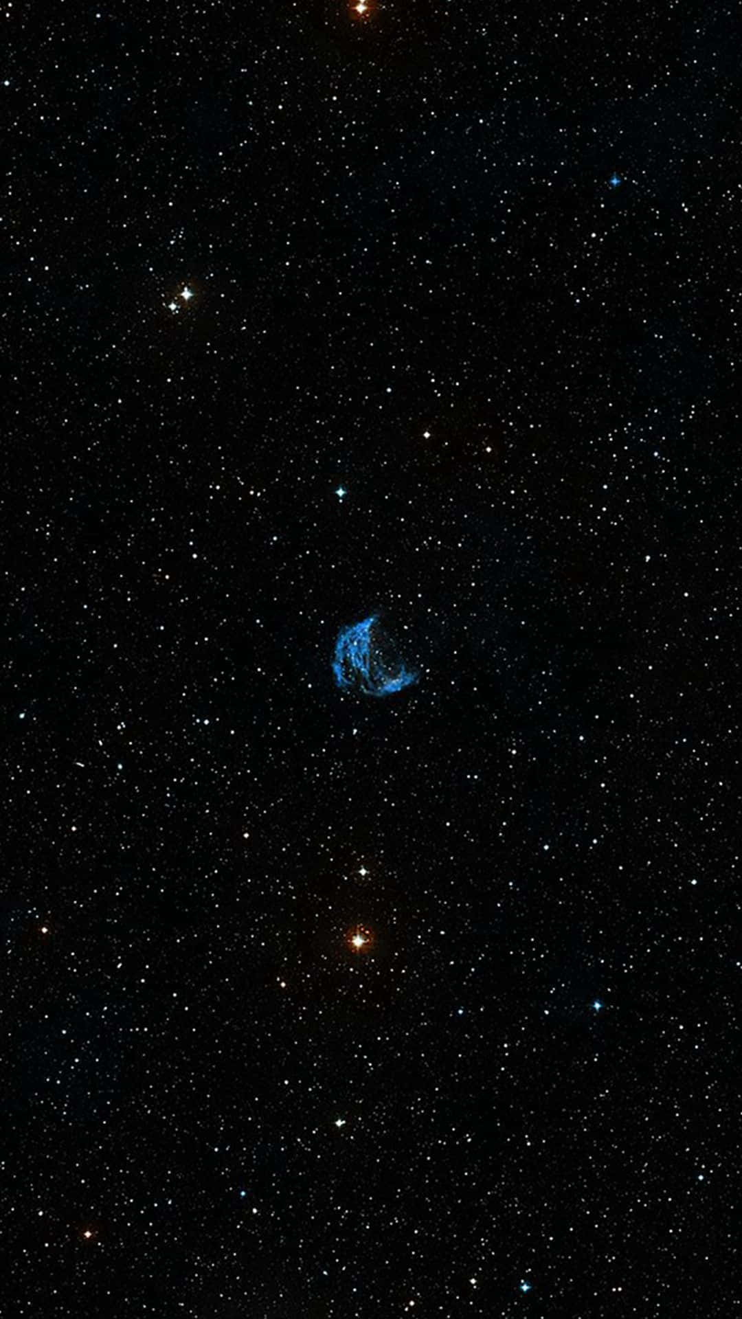 在深空中被無數星星包圍的藍色星雲。