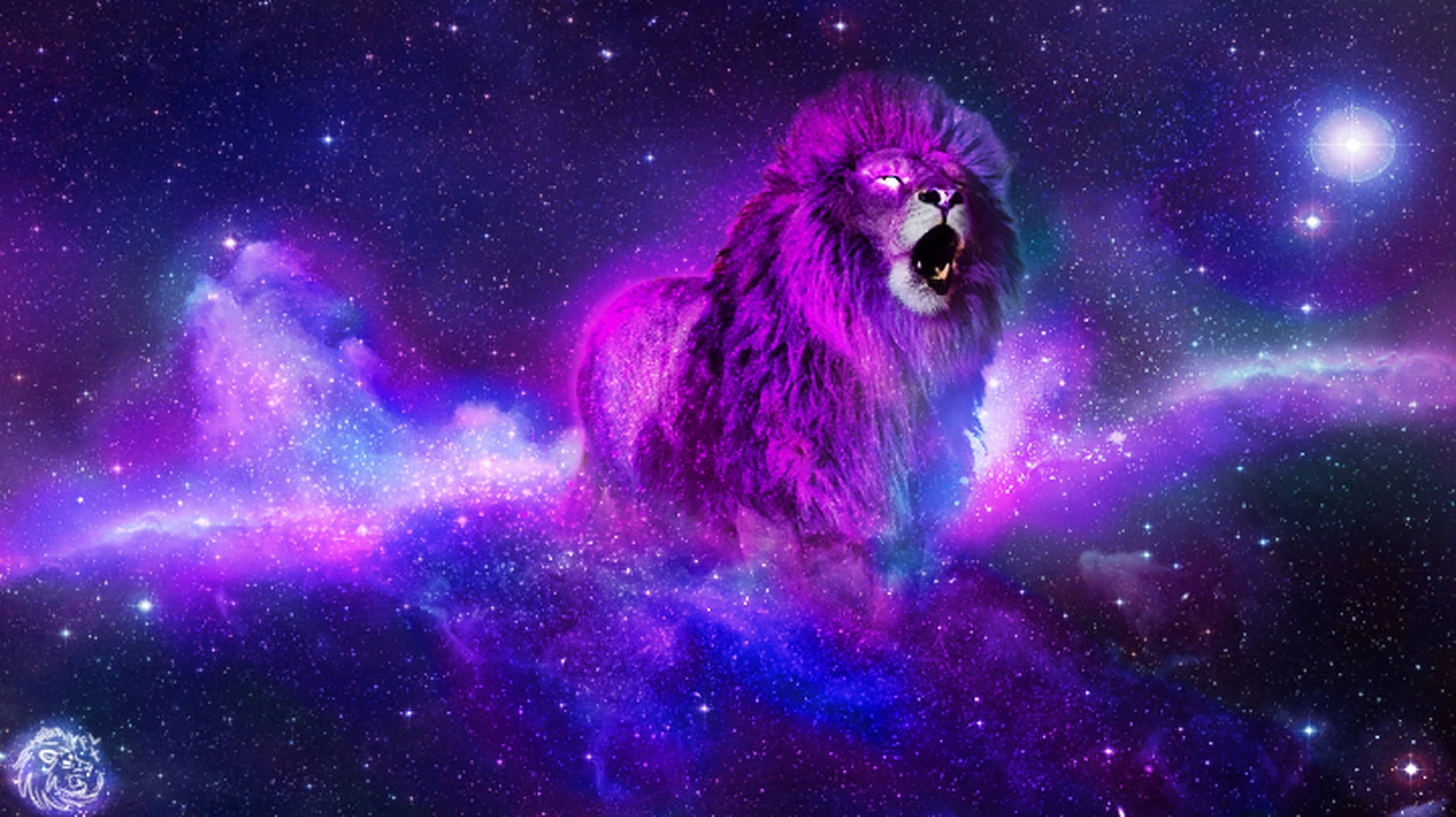宇宙中咆哮的威嚴星際獅王 壁紙 — 一頭雄偉的紫色獅子在旋轉的宇宙星雲和閃爍的星星中咆哮，構成充滿活力的太空場景。