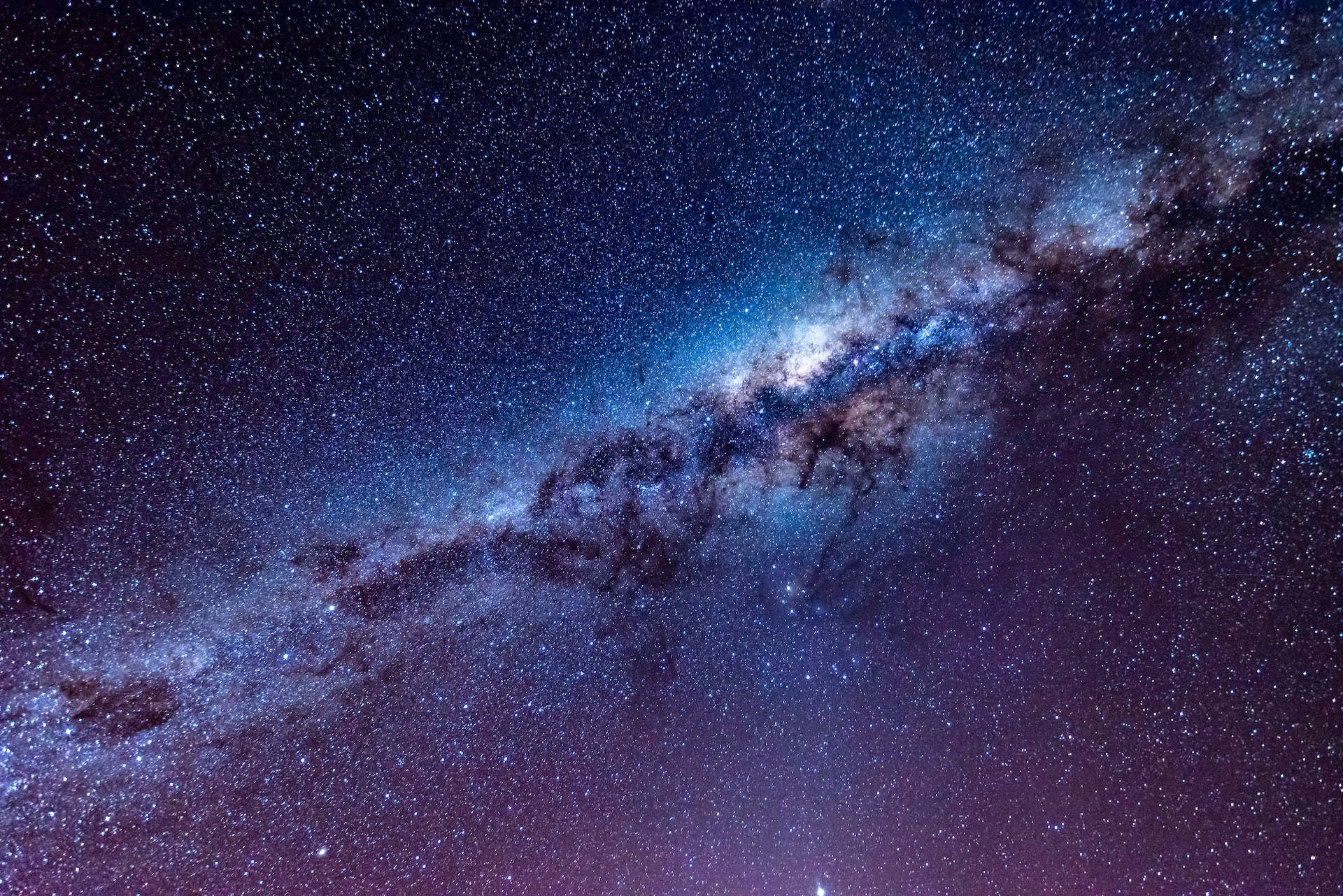 銀河系在黑暗的宇宙天空中閃爍著星星。