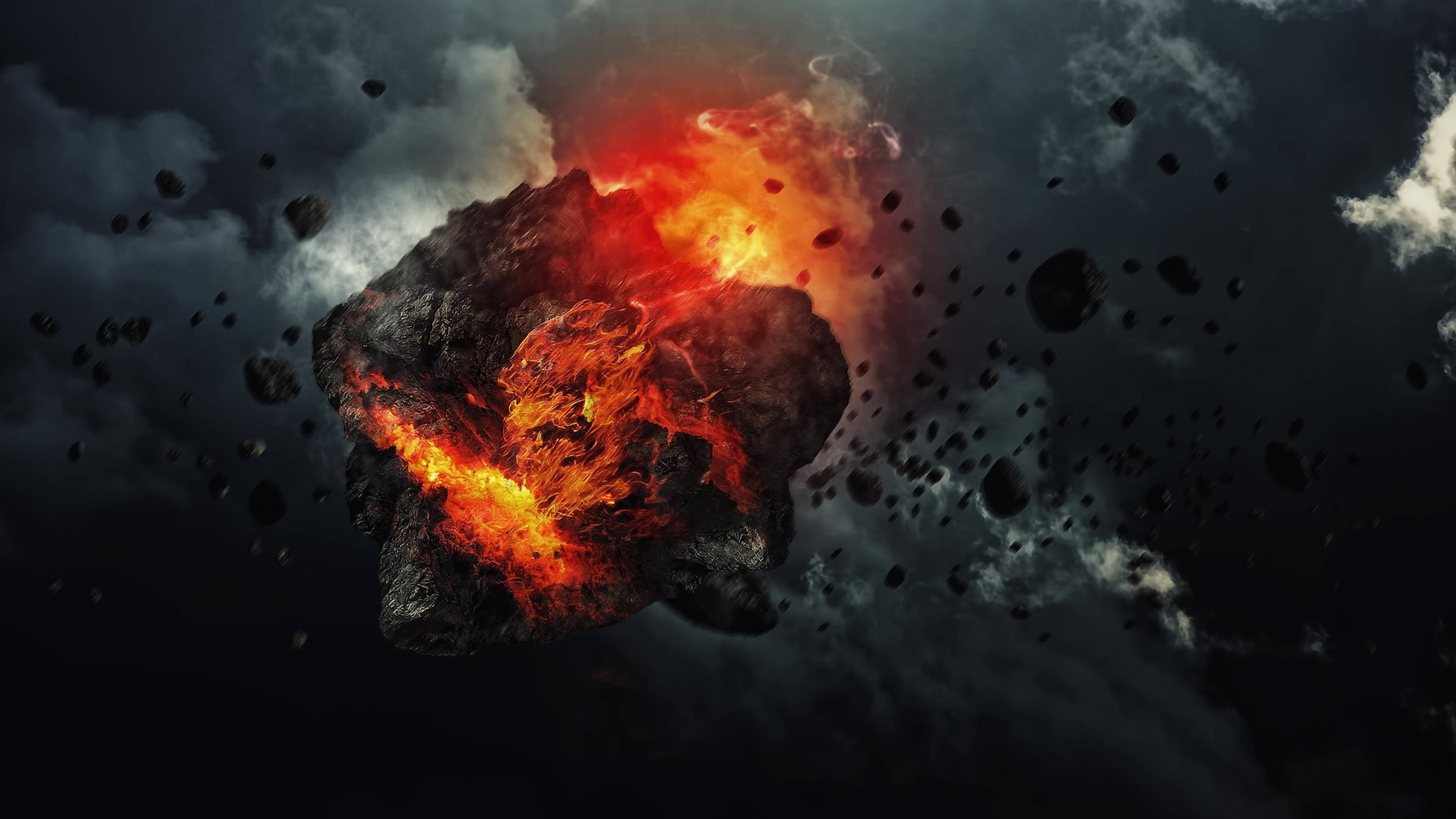 宇宙中的巨型小行星 壁紙 — 一顆熾熱的流星體爆炸，熔化的橙色和紅色火焰在充滿漂浮碎片的黑暗暴風雨天空中綻放。