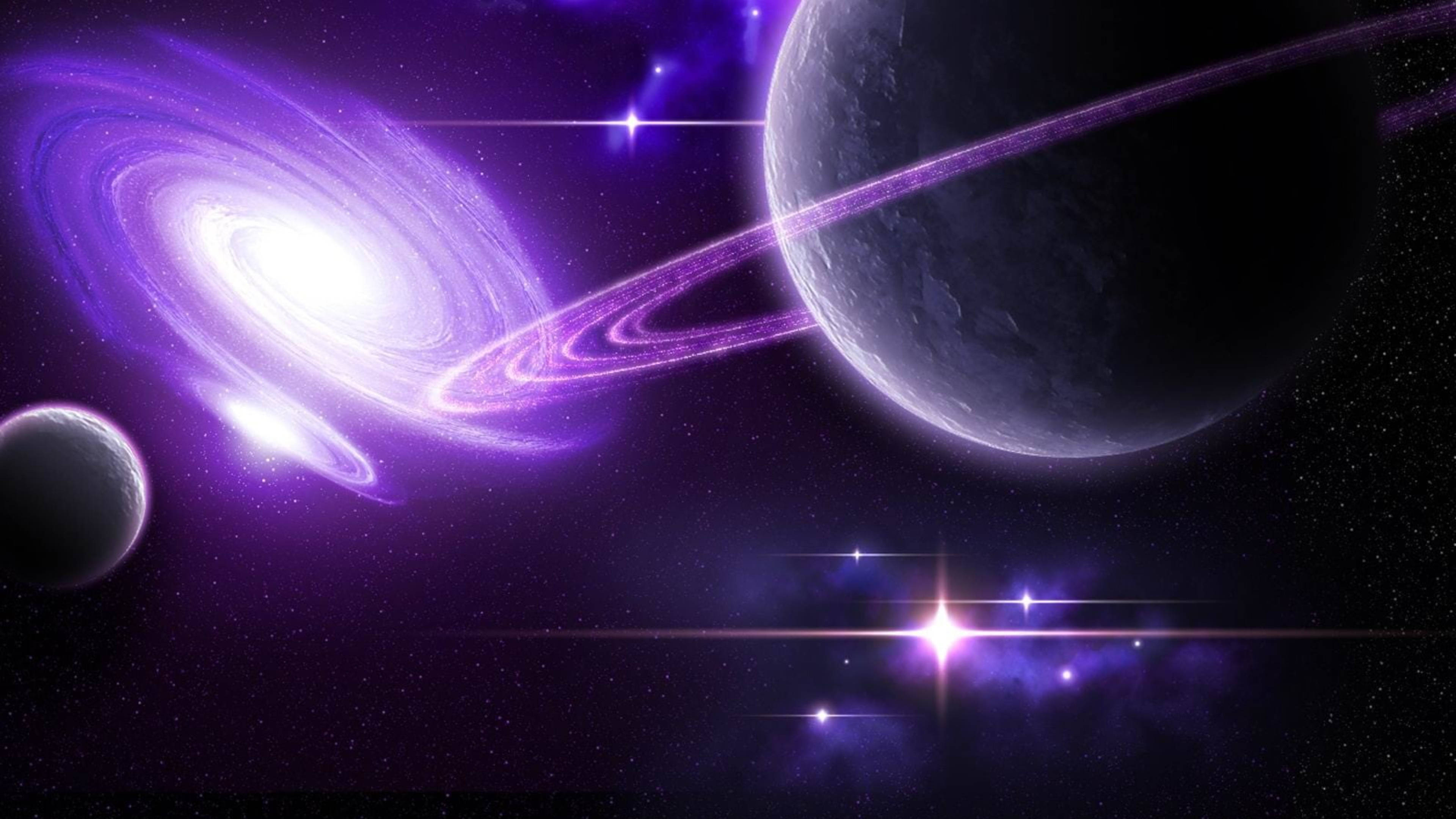 宇宙中的紫色天體 壁紙 — 一個宇宙場景，發光的紫色星系在一個帶有環的大型行星旁邊旋轉，背景是繁星點點的夜空。