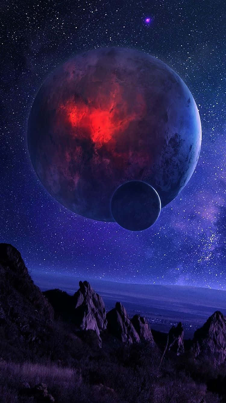一顆紅色心形行星懸掛在山脈之上，背景是星空。