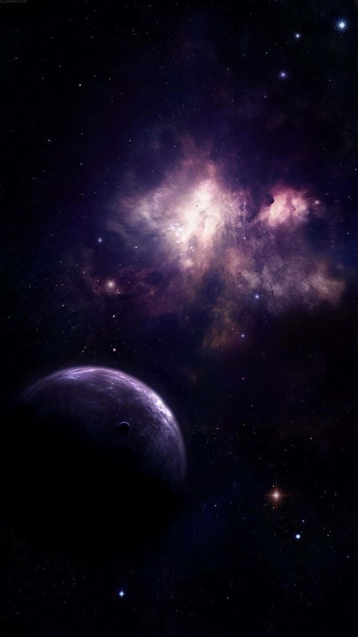 深空中發光星星之間的紫色星雲和黑暗行星。