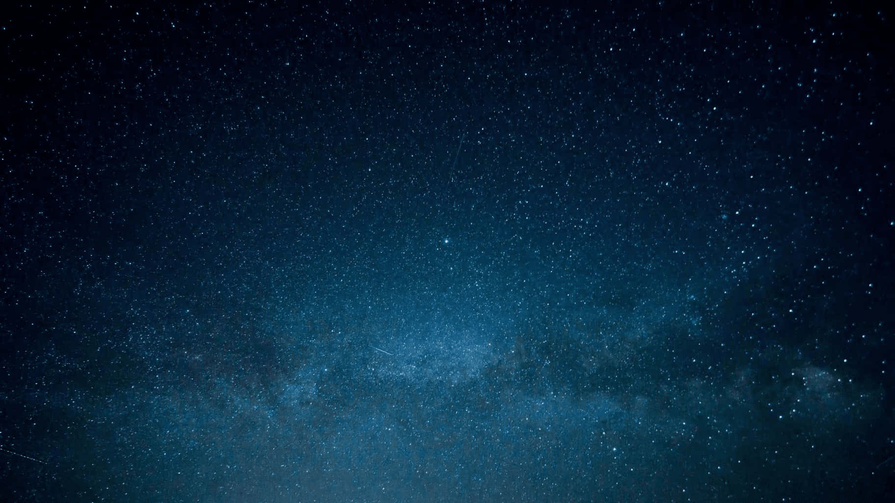 銀河系在深藍色夜空中與無數星辰一同閃耀。