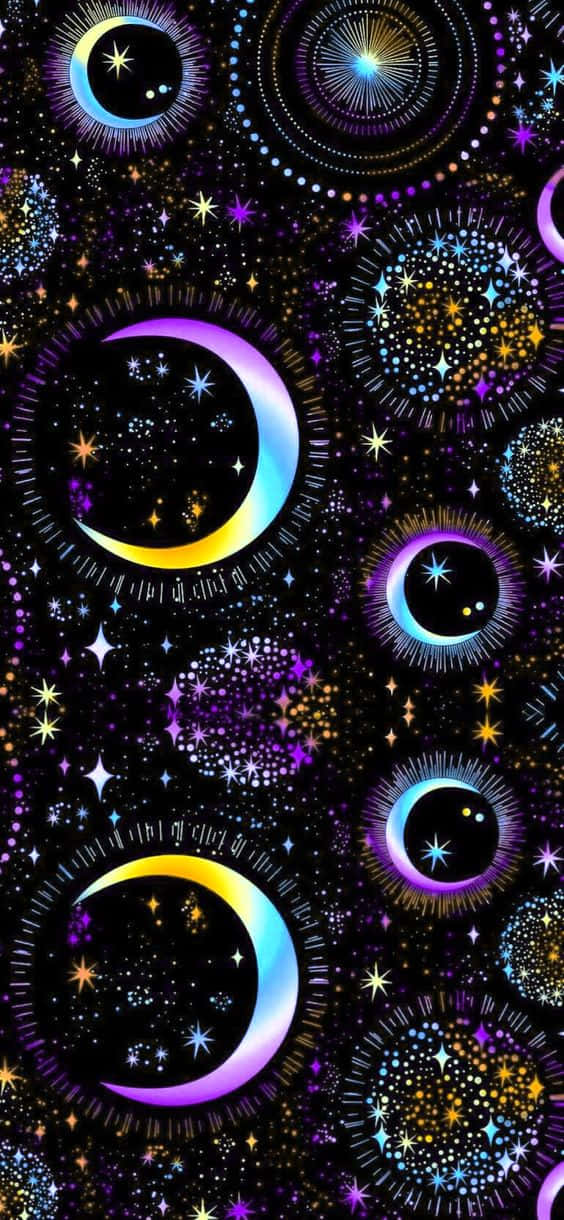 宇宙之眼銀河圖案 壁紙 — 充滿活力的宇宙風格壁紙，黑色背景上帶有發光的紫色、藍色和金色新月及星爆圖案。