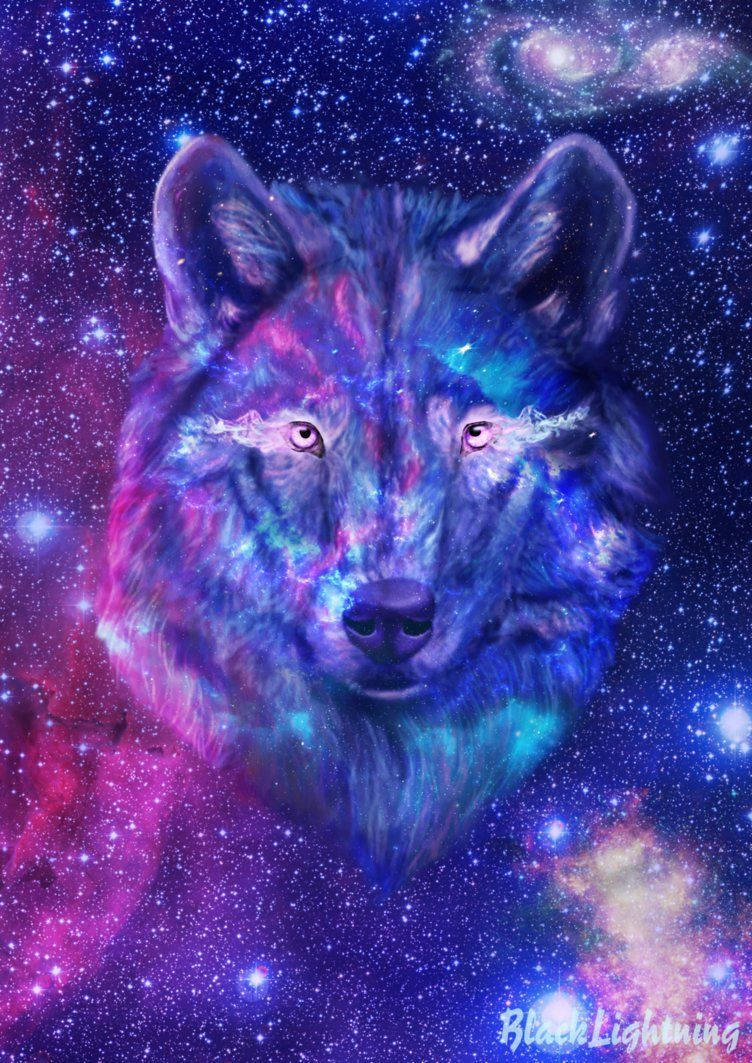 宇宙可愛狼 壁紙 — 一隻雄偉的狼臉在星雲背景下散發宇宙能量，背景有旋轉的星系和充滿活力的紫色、藍色和粉紅色調。