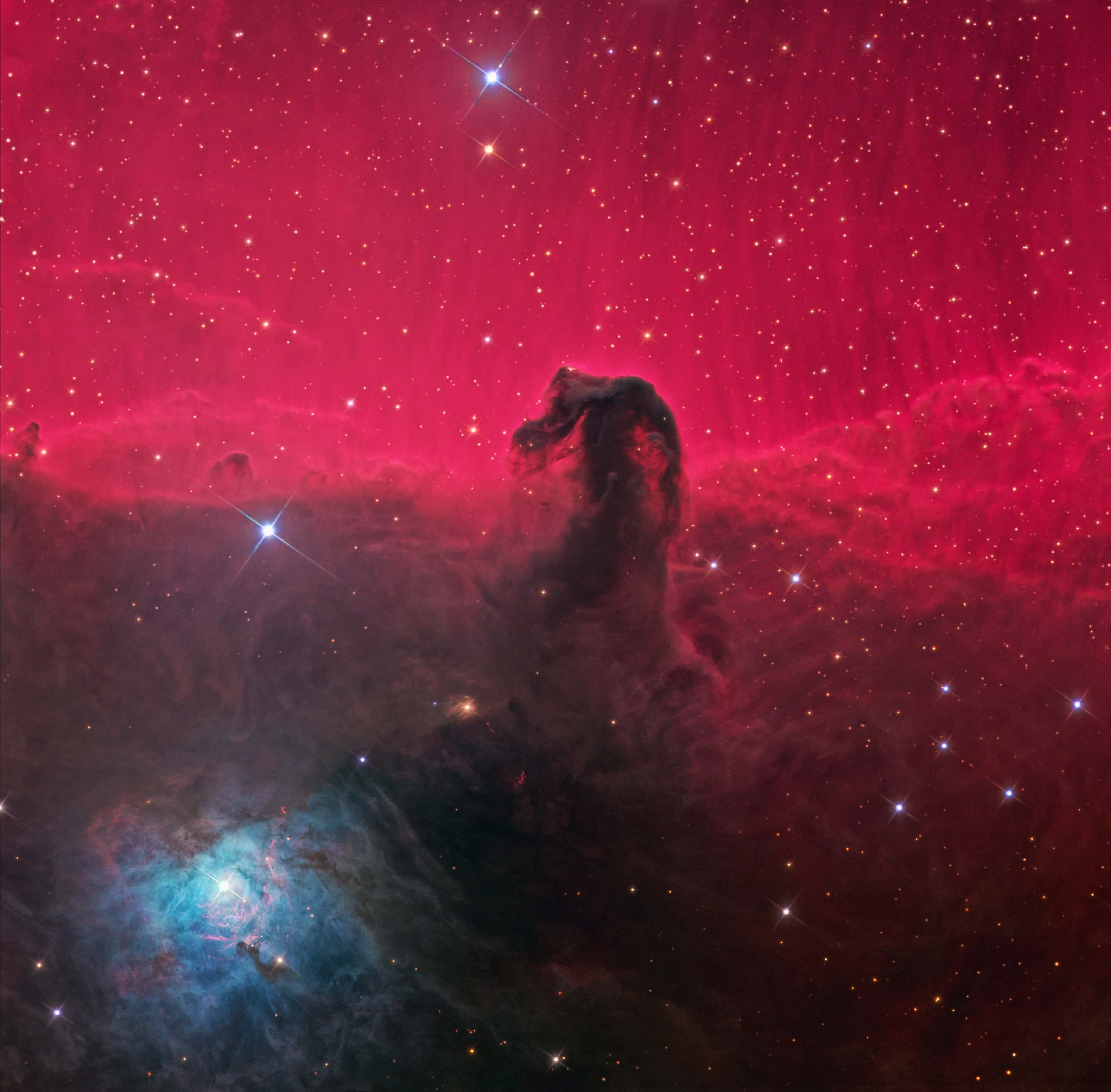 Horsehead Nebula 桌布 壁紙 — 宇宙場景，馬頭星雲在星空中閃耀著深紅和深藍色。