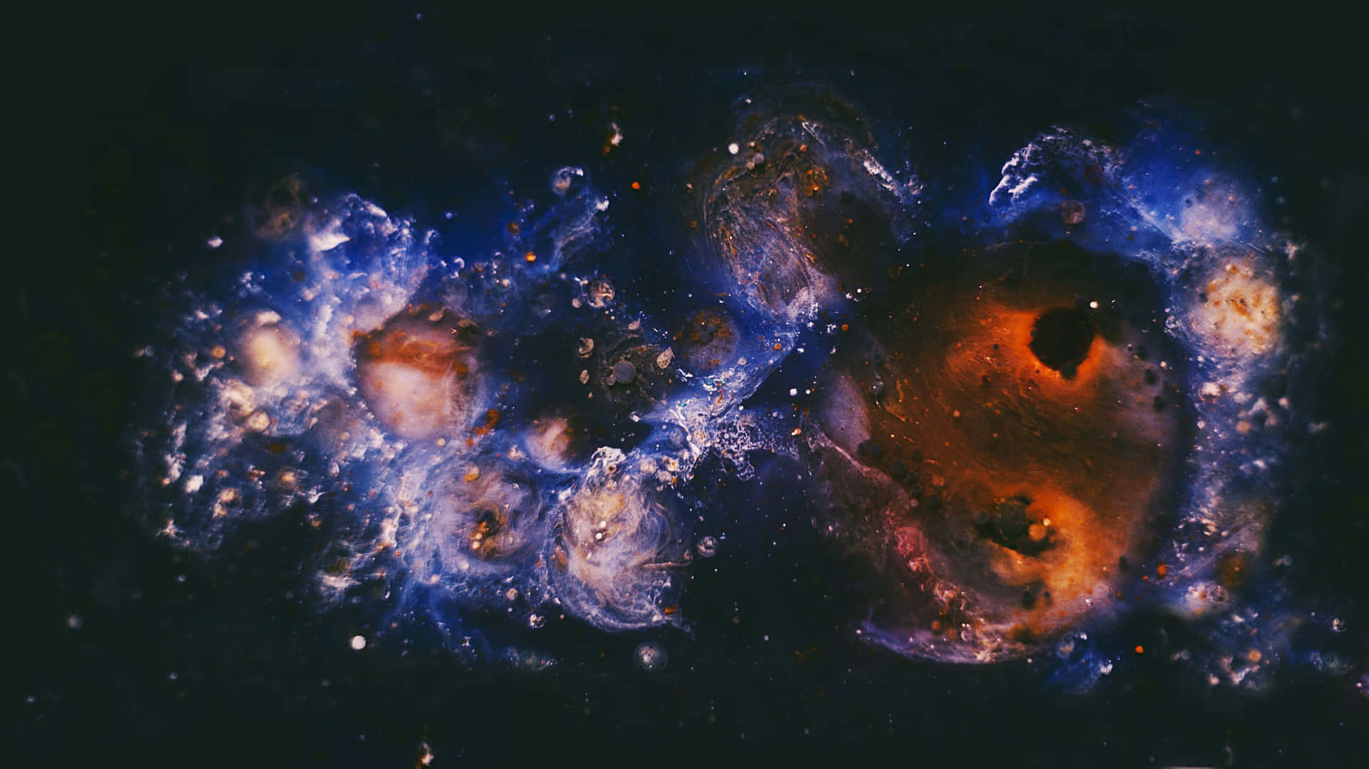 深空中帶有星星的鮮豔藍色和橙色宇宙星雲