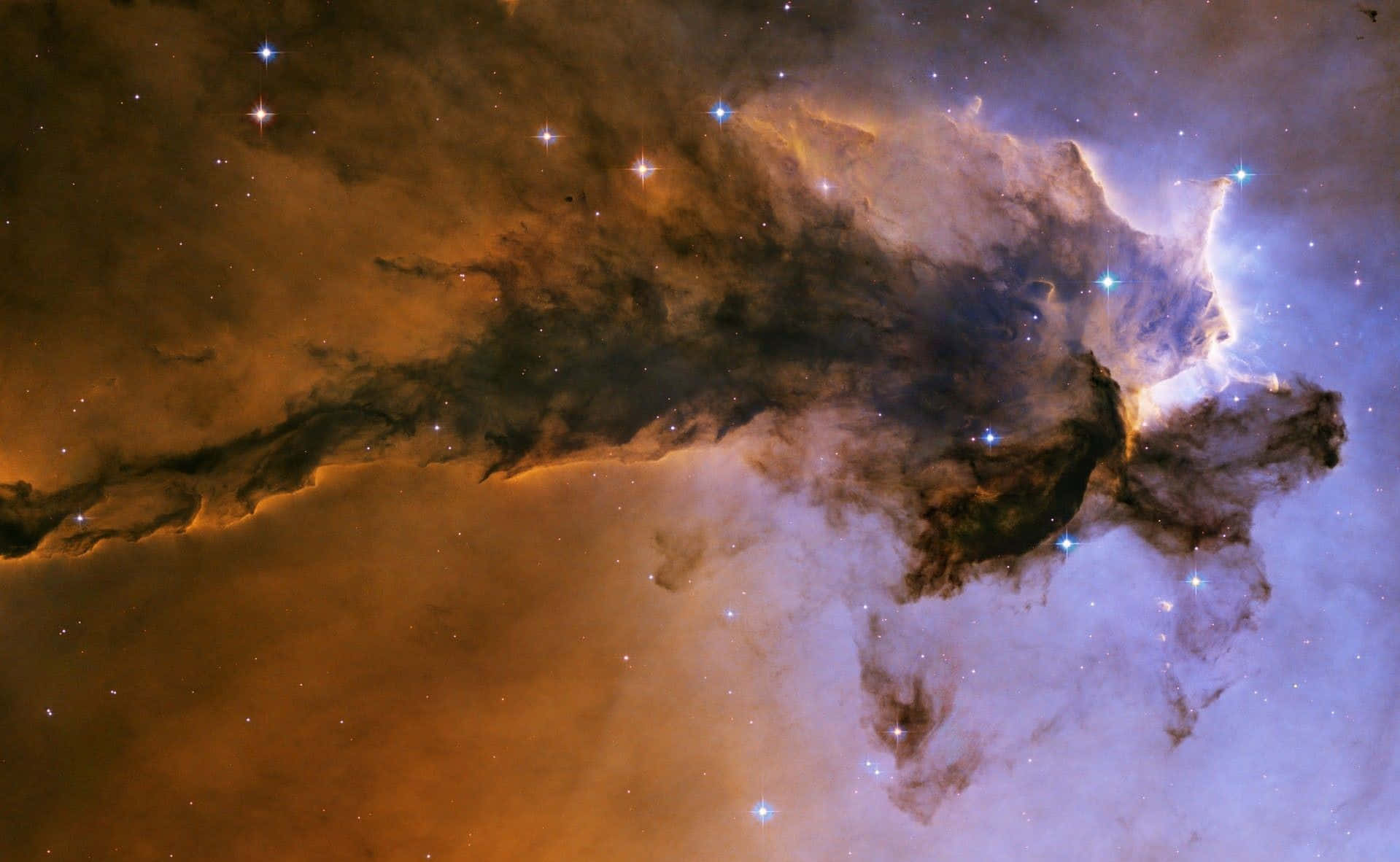 在深空中，一個充滿活力的宇宙星雲，帶有發光的恆星和旋轉的橙藍色雲層。