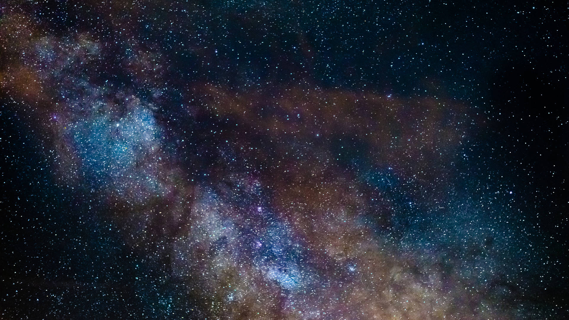 廣闊的星場，在深空中閃耀的星雲和宇宙塵埃。
