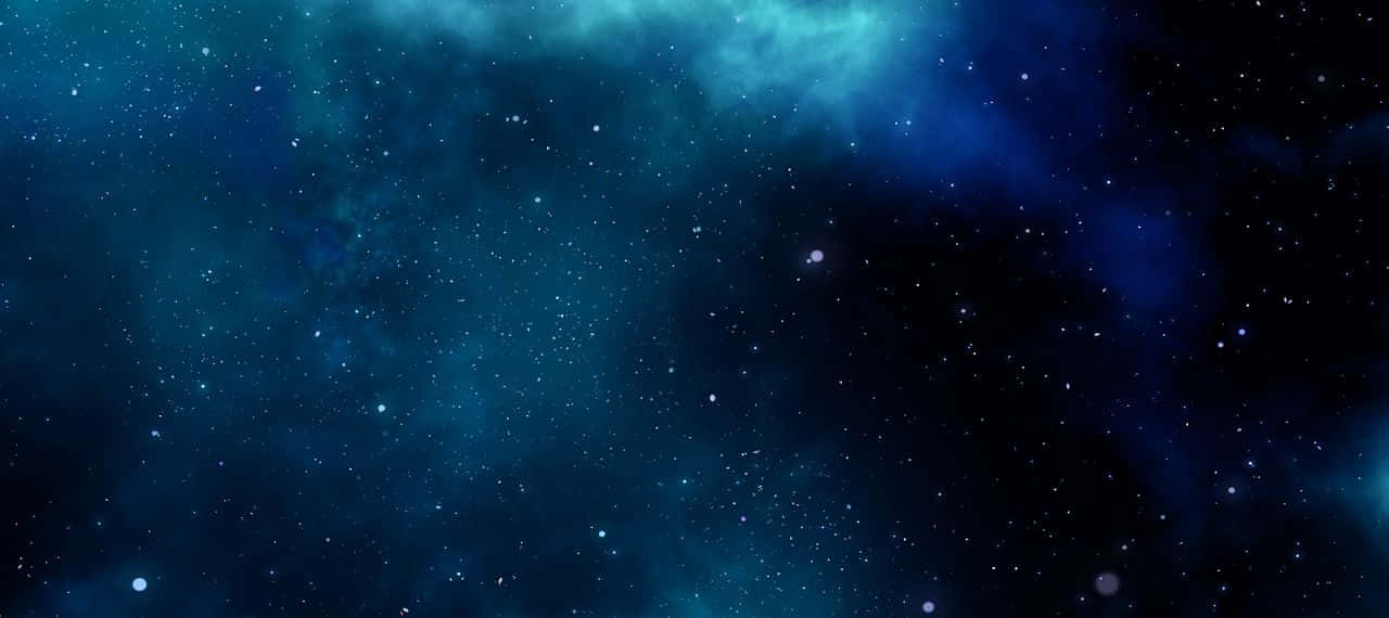宇宙星系與恆星的壯麗圖景 壁紙 — 廣闊的宇宙空間，充滿了閃爍的星星和旋轉的藍綠色星雲，背景是深邃的靛藍色虛空。