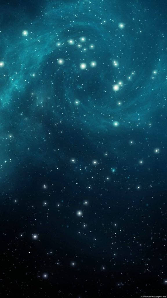 宇宙星辰藍色iPhone壁紙 壁紙 — 一個旋轉的青綠色星系，帶有明亮的星星，在深邃的宇宙背景下閃耀。