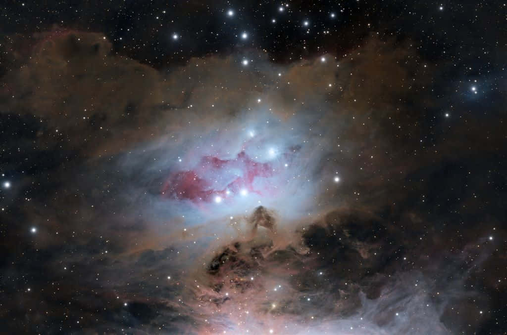 Interstellar Cloud 桌布 壁紙 — 宇宙星雲在深空星場中散發出粉紅色和藍色的光芒。