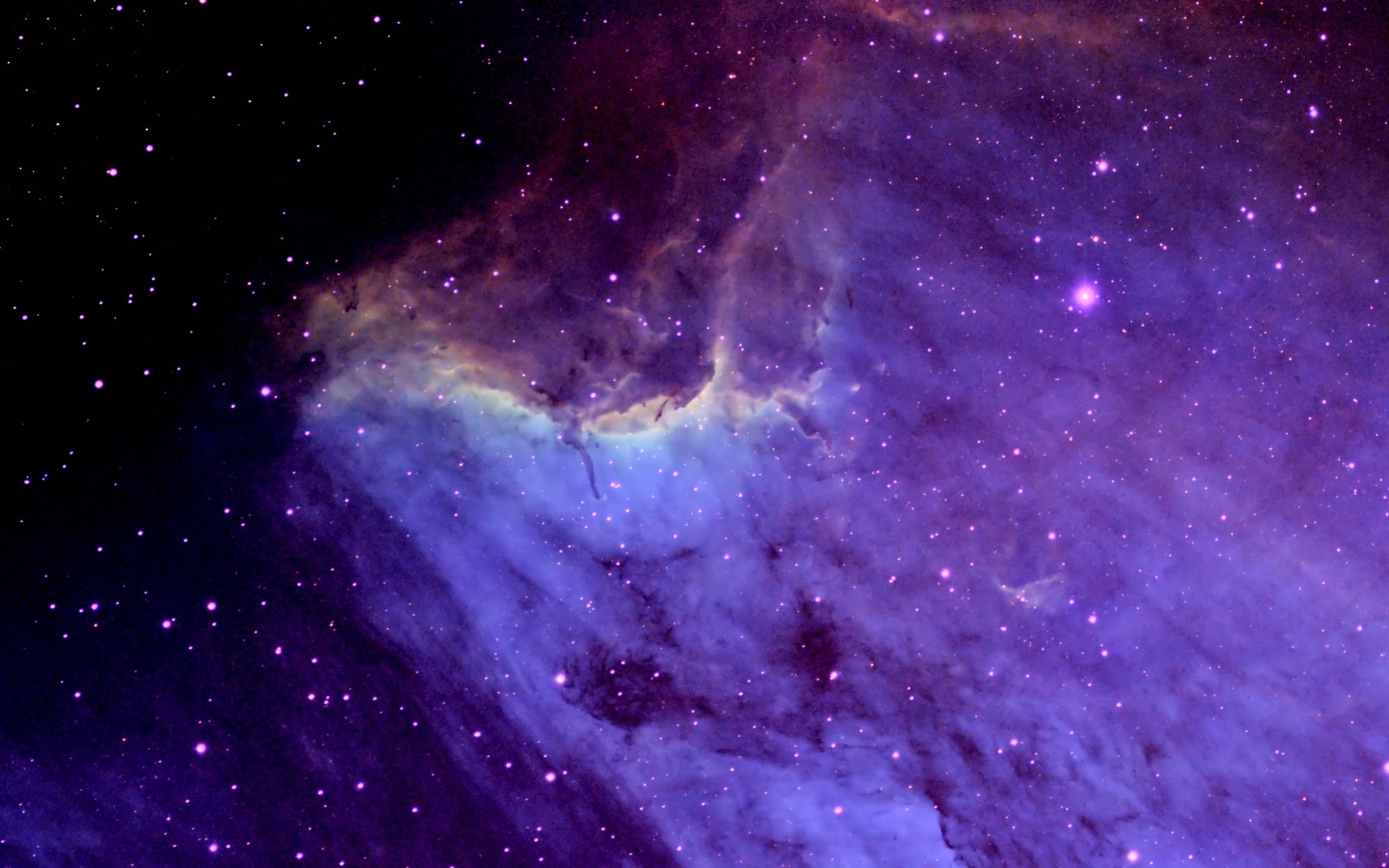 太空 桌布 壁紙 — 宇宙星雲在深空黑暗中，以鮮豔的紫色和藍色在星場中旋轉。