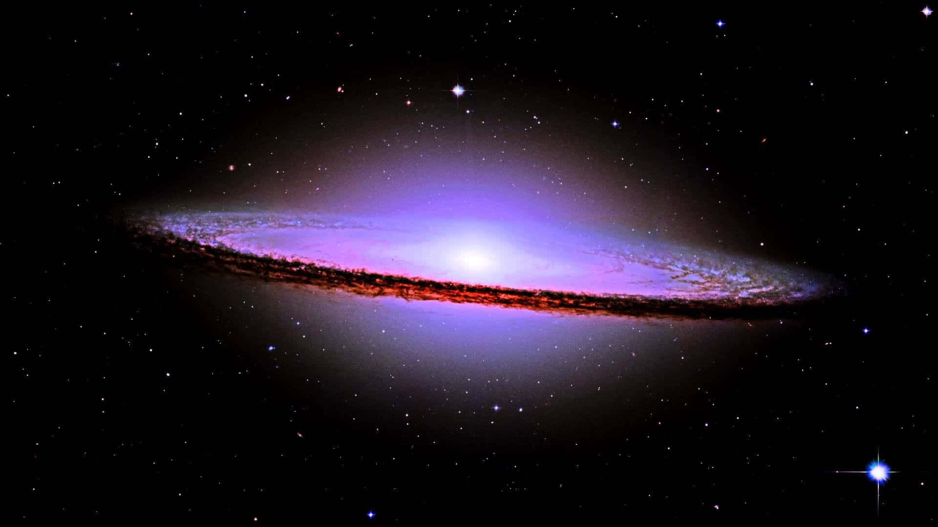 一個充滿活力的螺旋星系，其紫色和紅色的旋臂在深空中閃耀。