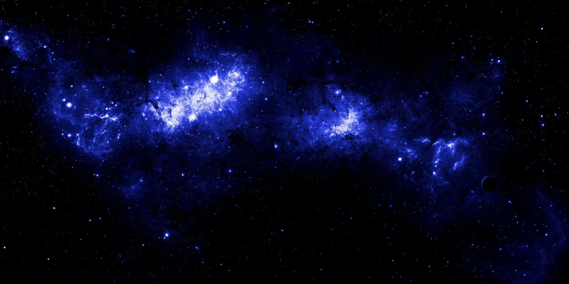 一個充滿星星的鮮豔藍色星雲，在廣闊的太空黑暗中。