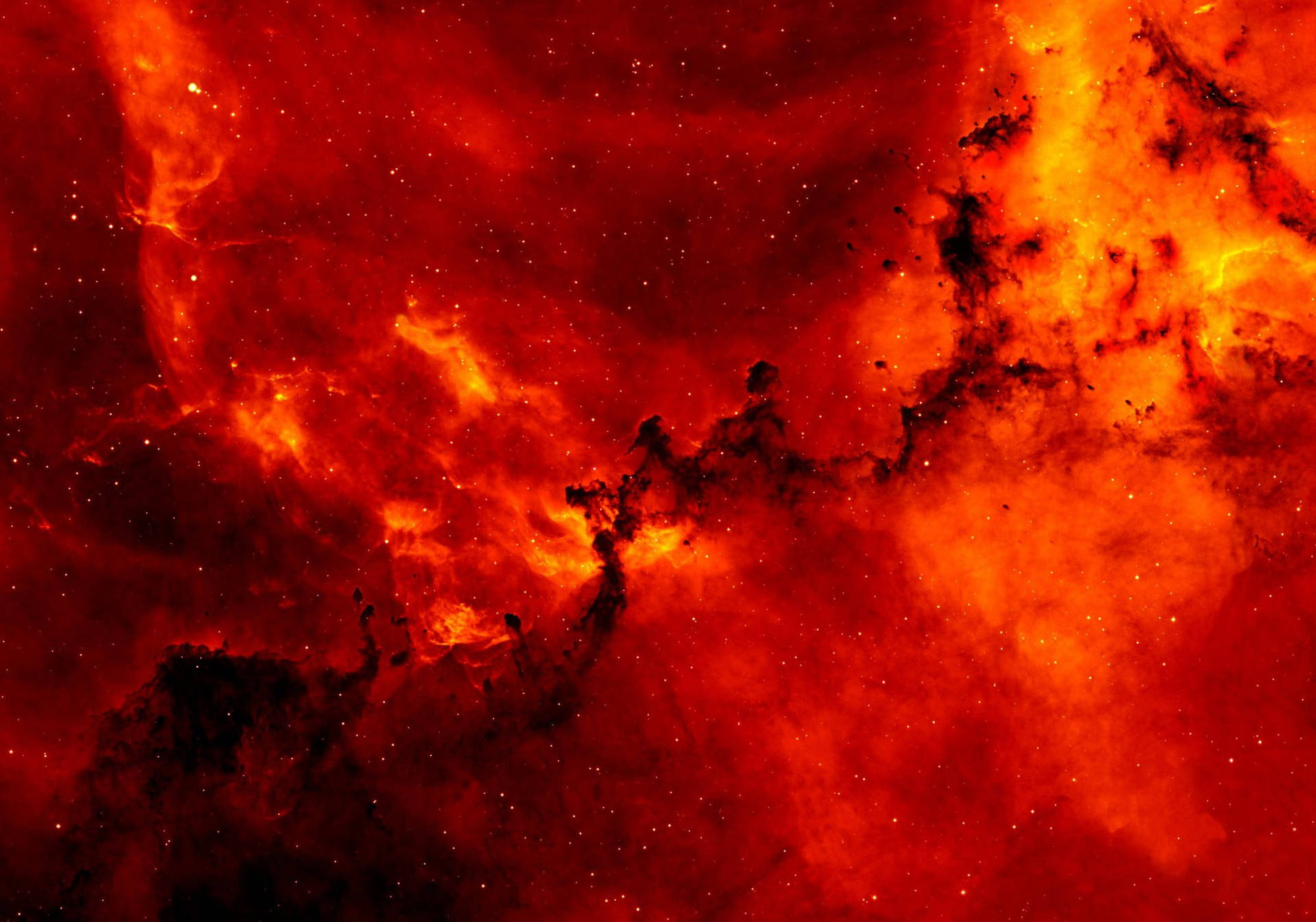 熾熱的紅色和橙色星雲，帶有發光的雲氣和遙遠的星星，在深空中。