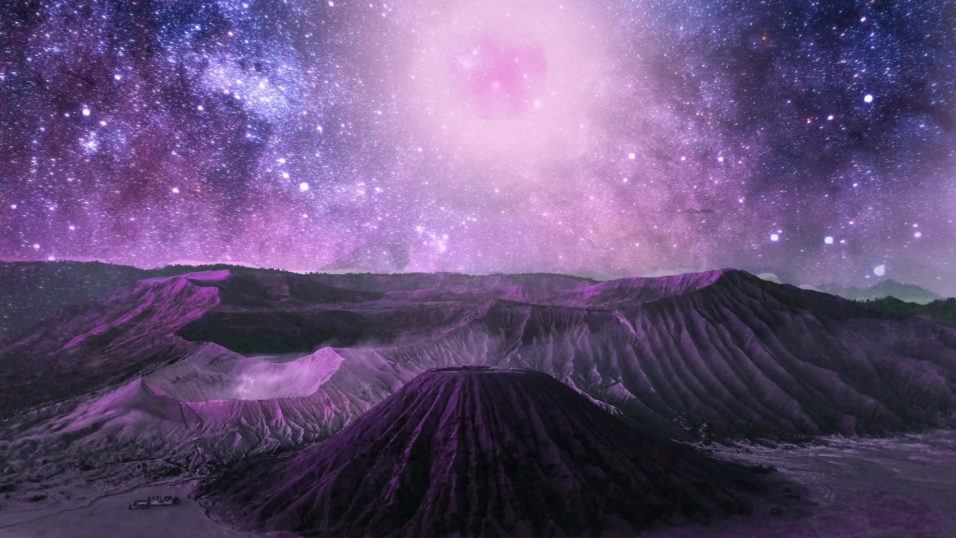 宇宙紫色山脈4K 壁紙 — 在繁星點點的宇宙天空下，壯麗的火山景觀沐浴在空靈的紫色光芒中，並有發光的星雲。