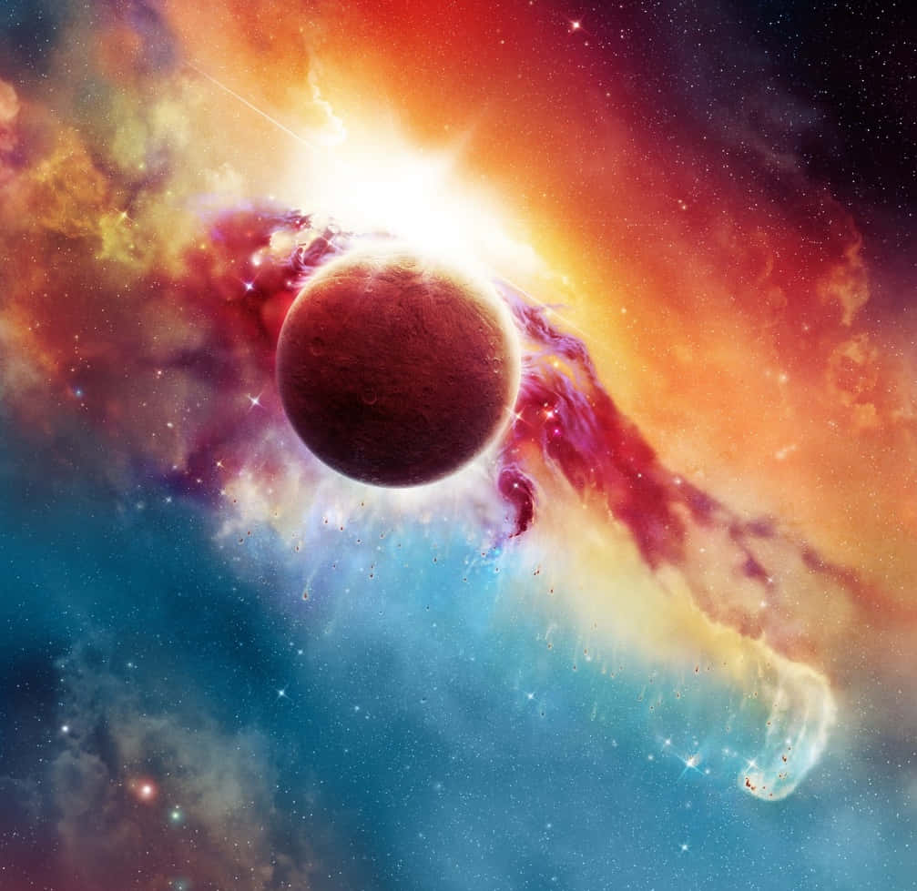 宇宙能量星象藝術 壁紙 — 一顆發光的紅色行星在充滿活力的宇宙星雲中運行，星雲呈現橙色、黃色和藍色，並有閃爍的星星。
