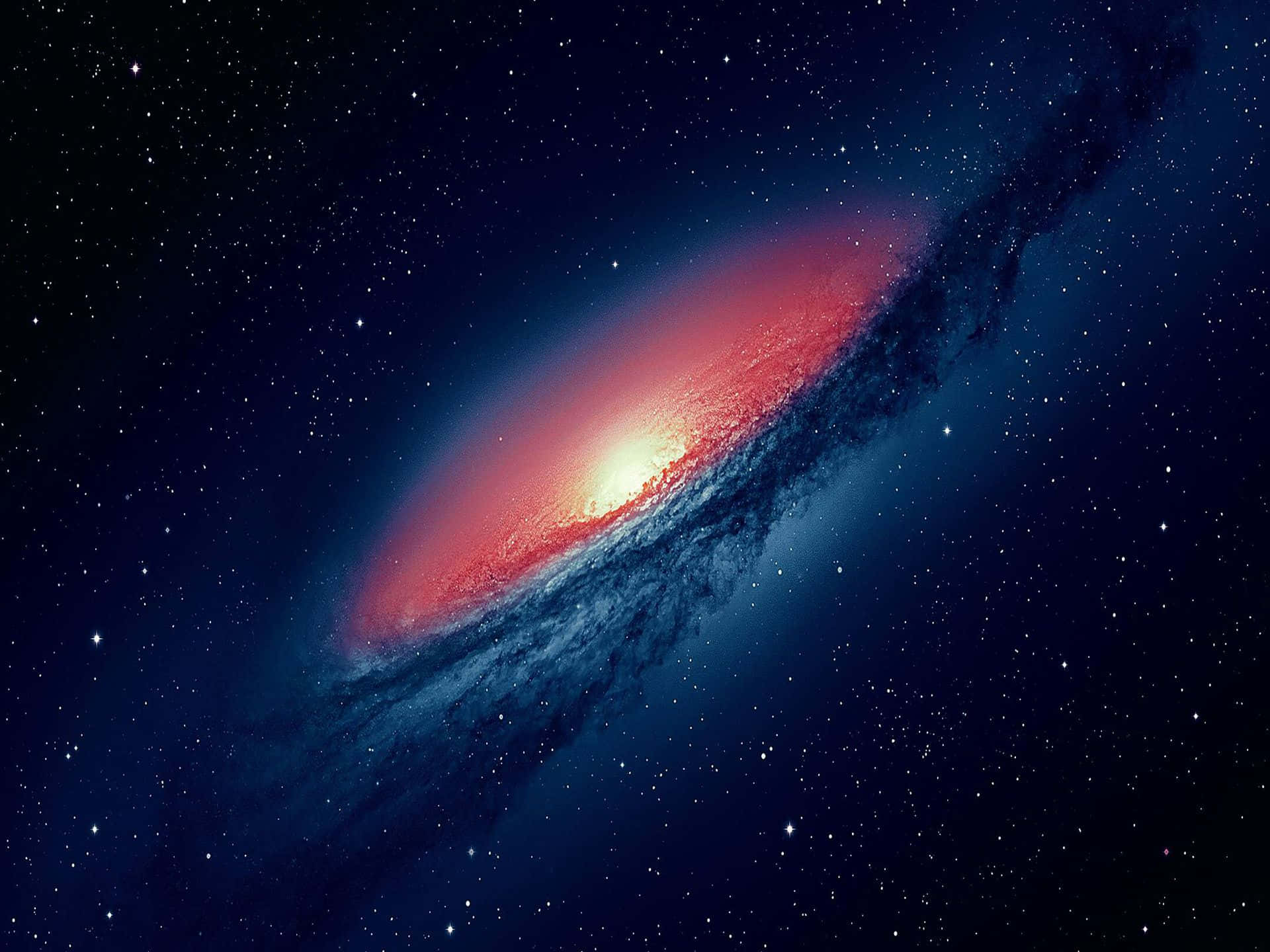 宇宙遠超我們的想像 壁紙 — 一個令人驚嘆的螺旋星系在深空的星場中發出紅色和藍色的光芒。