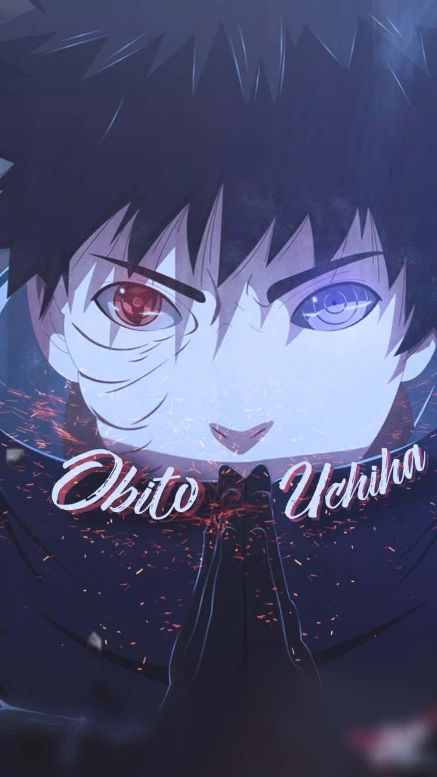 宇智波 Obito 展現真正潛力 壁紙 — 宇智波帶土的特寫動畫肖像，擁有不相配的紅色和藍色眼睛以及深色尖刺頭髮，背景是煙霧瀰漫的黑暗背景，帶有火花。