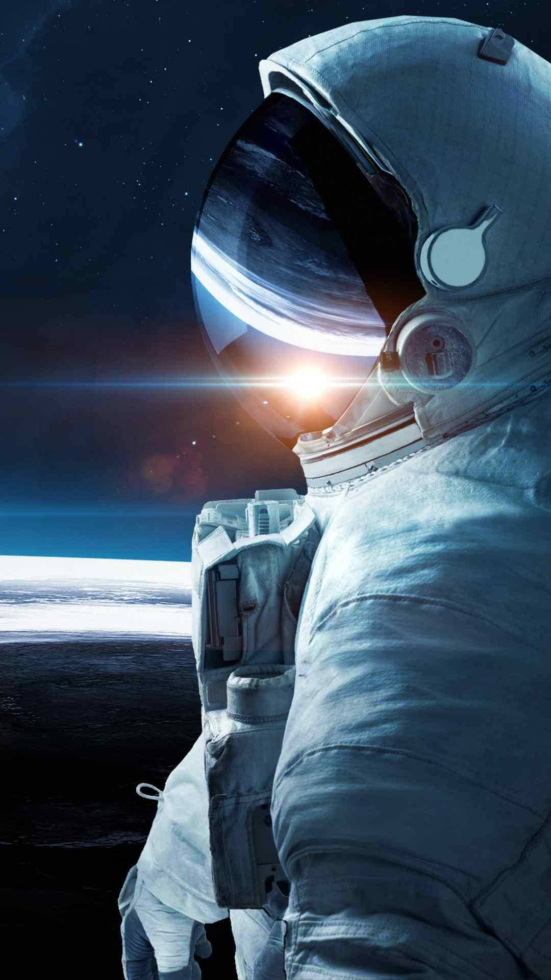 宇航員凝望地球 壁紙 — 穿著白色太空衣的太空人透過頭盔面罩凝視發光的行星，背景是星空宇宙。