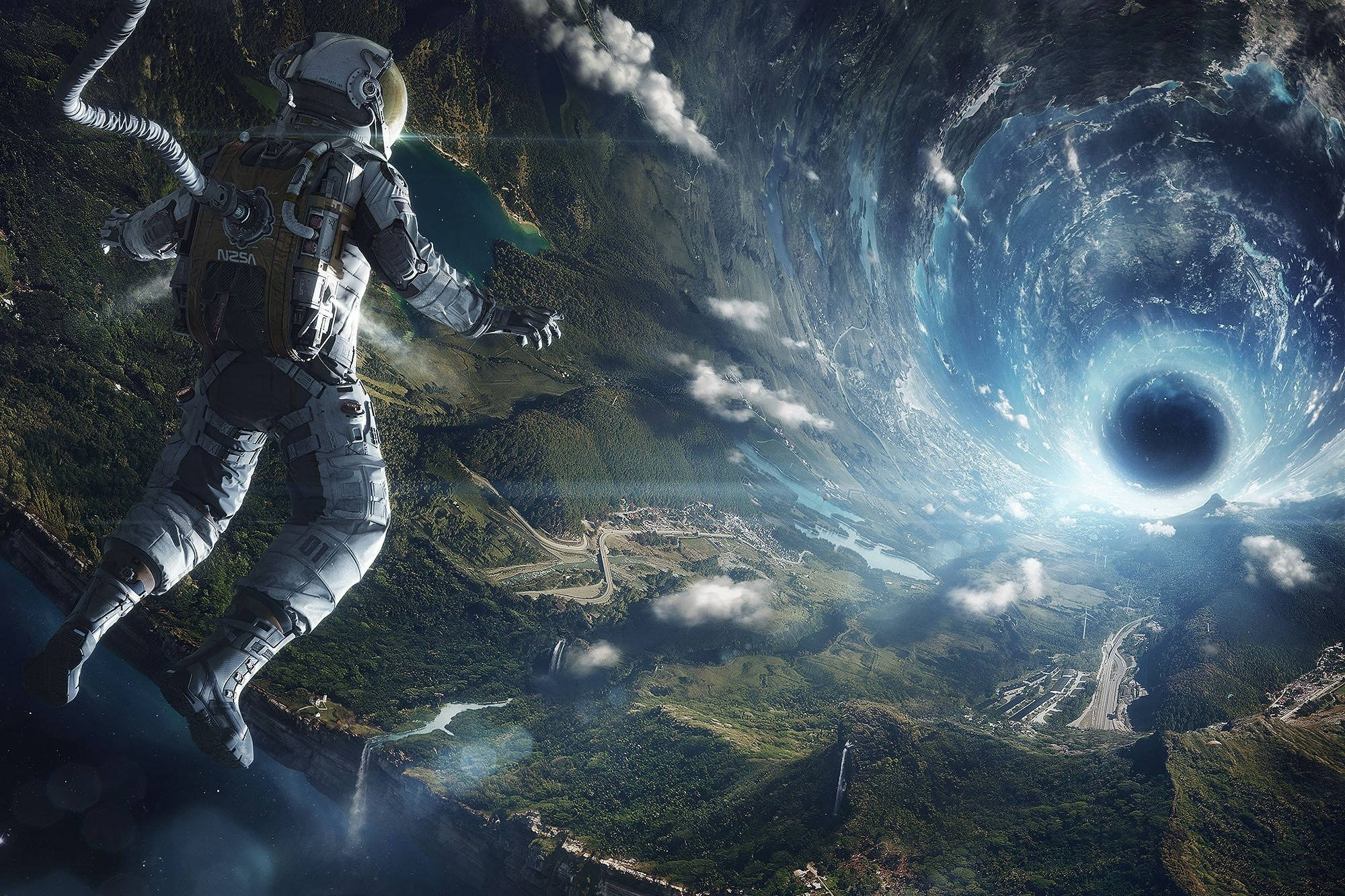 宇航員在太空與黑洞 壁紙 — 一名太空人漂浮在一個鬱鬱蔥蔥的綠色星球上方，而一個巨大的宇宙黑洞在天空中威脅性地旋轉。