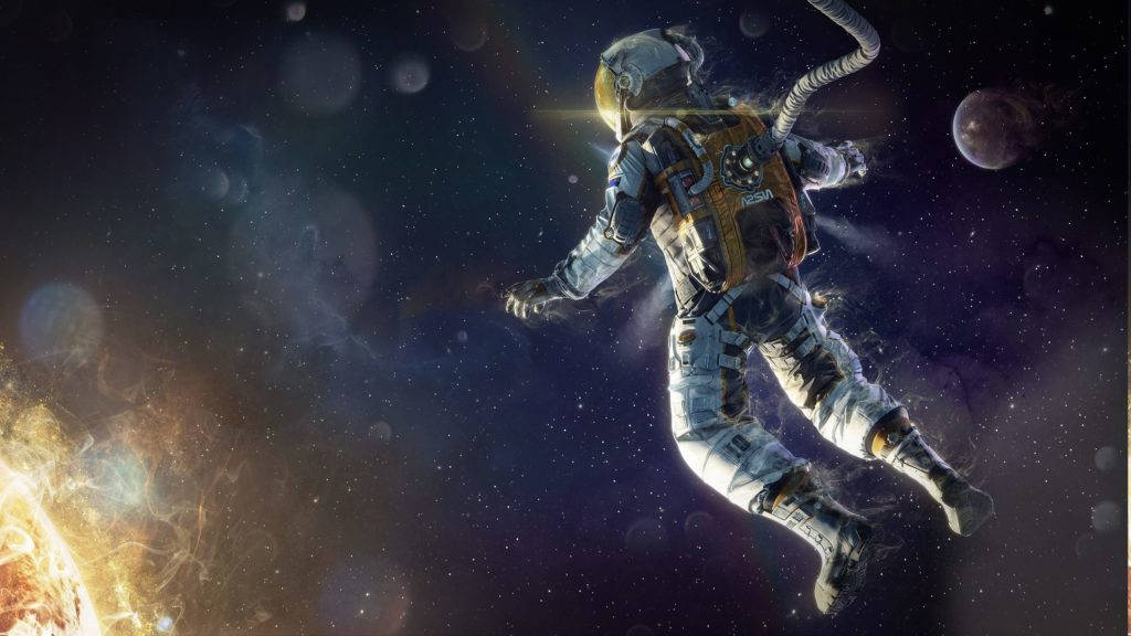 宇航員在太空面對太陽 壁紙 — 一名太空人在零重力下漂浮，靠近一顆發光的太陽和一顆遙遠的行星，背景是繁星點點的宇宙。