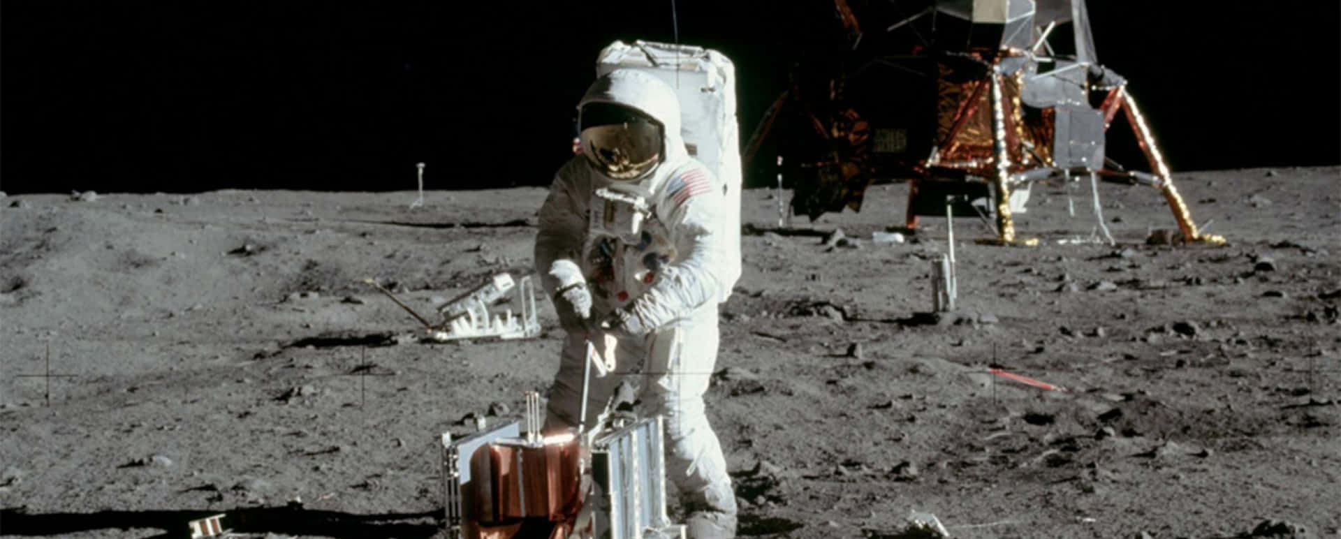 月球表面靠近月球登陸艙的太空人